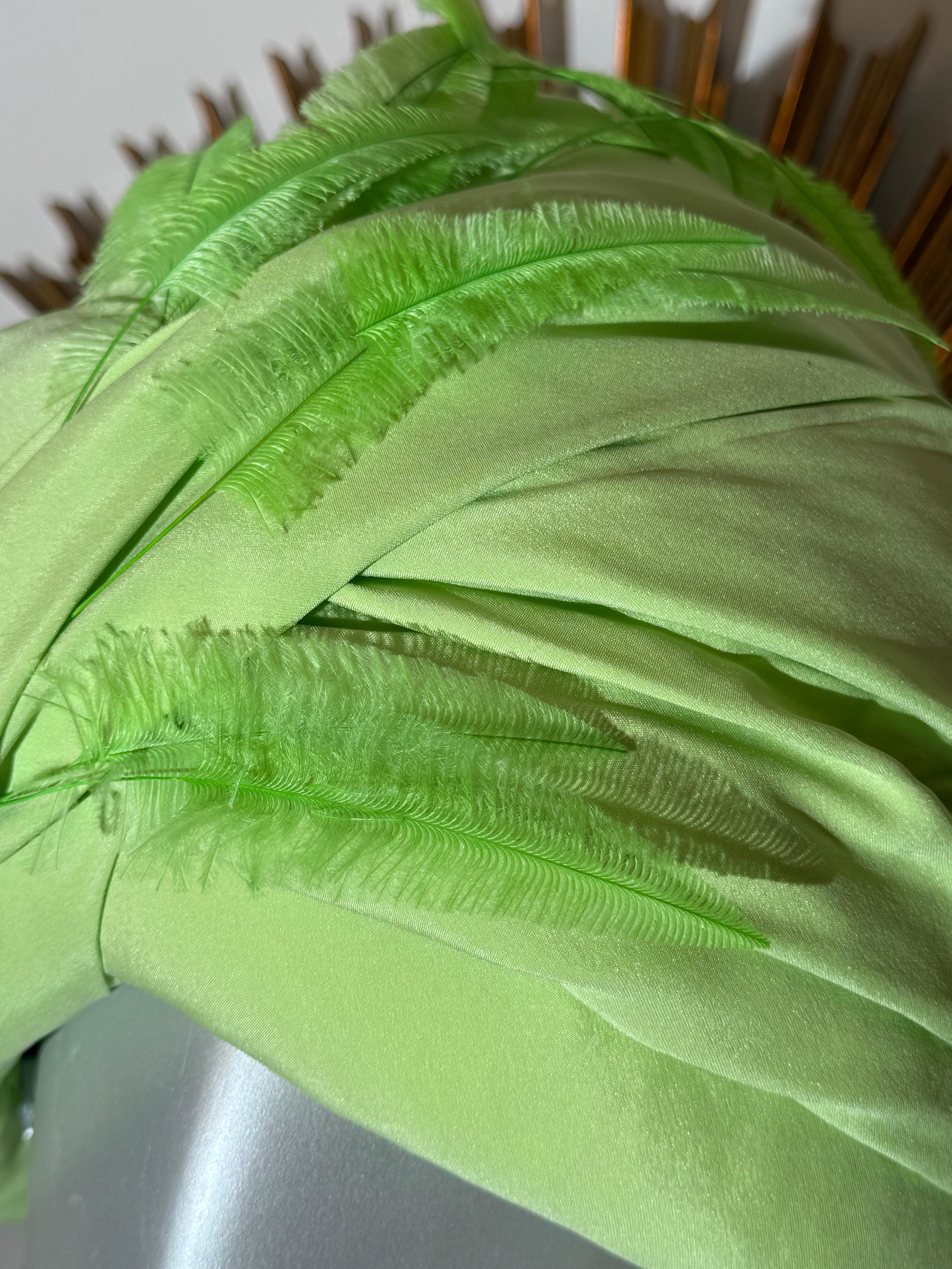 CUSTOM MADE - Turban drapé vert fluo sur mesure avec plume d'oie en vente 5