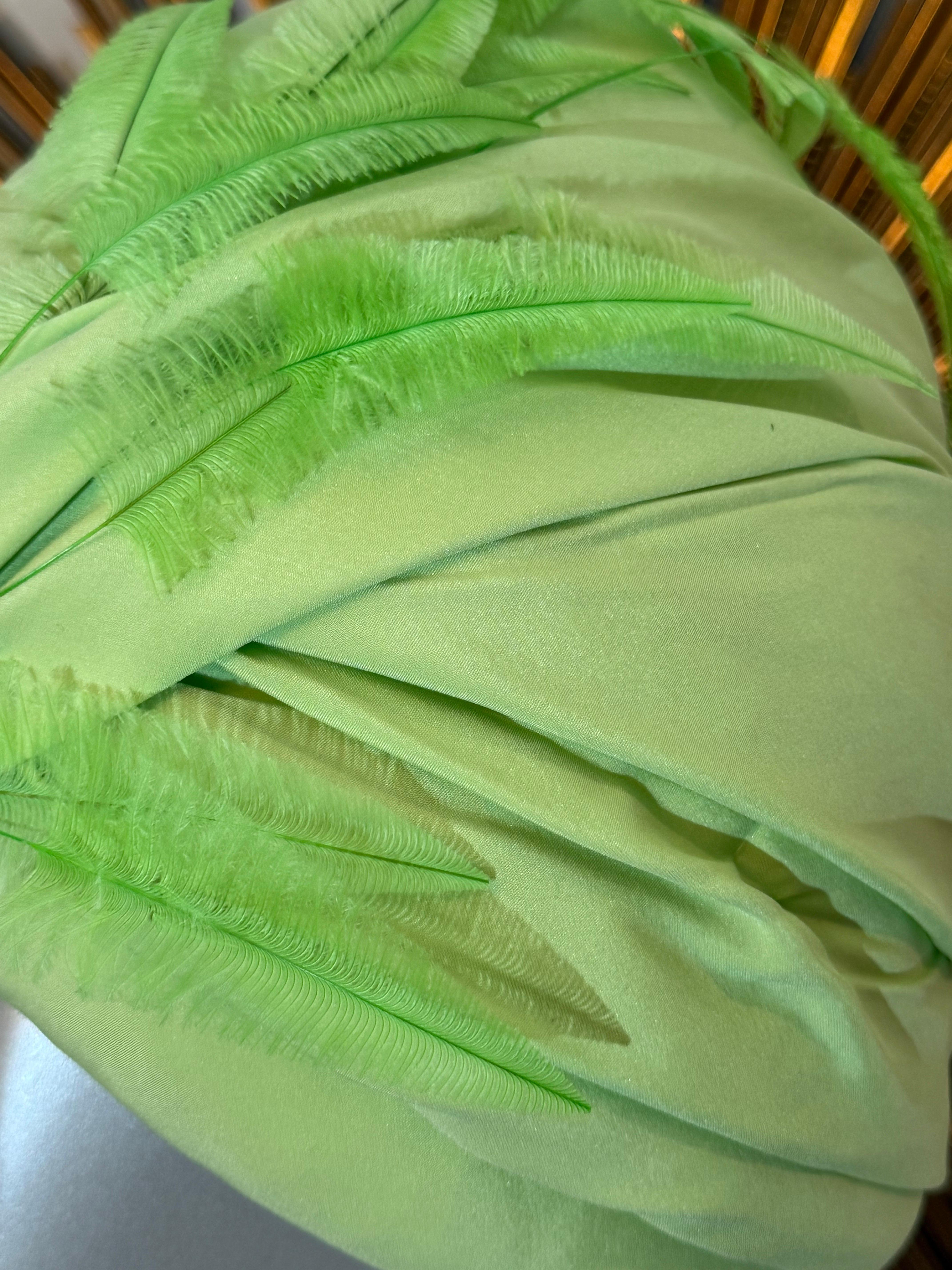 CUSTOM MADE - Turban drapé vert fluo sur mesure avec plume d'oie en vente 6