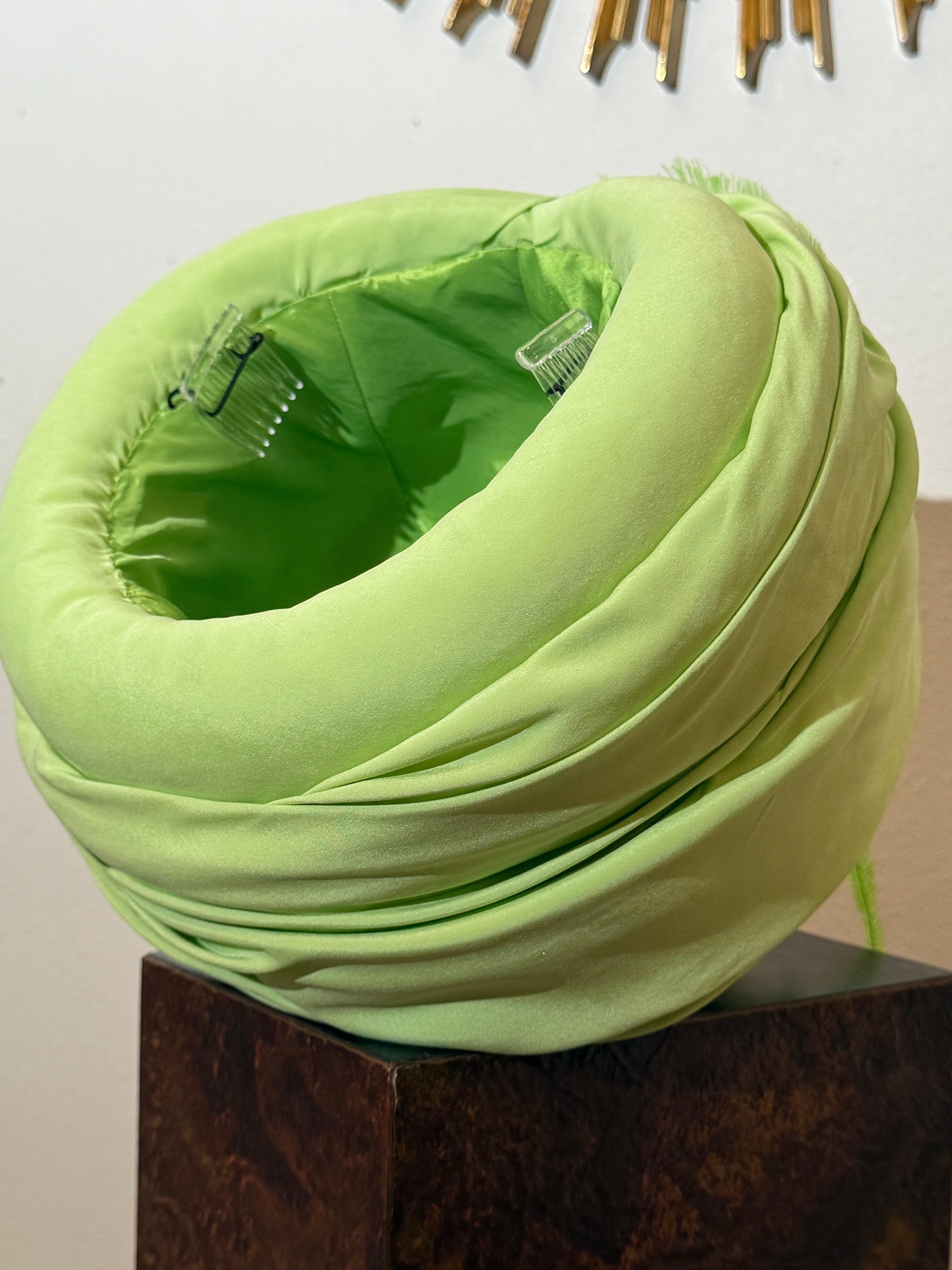 CUSTOM MADE - Turban drapé vert fluo sur mesure avec plume d'oie en vente 7