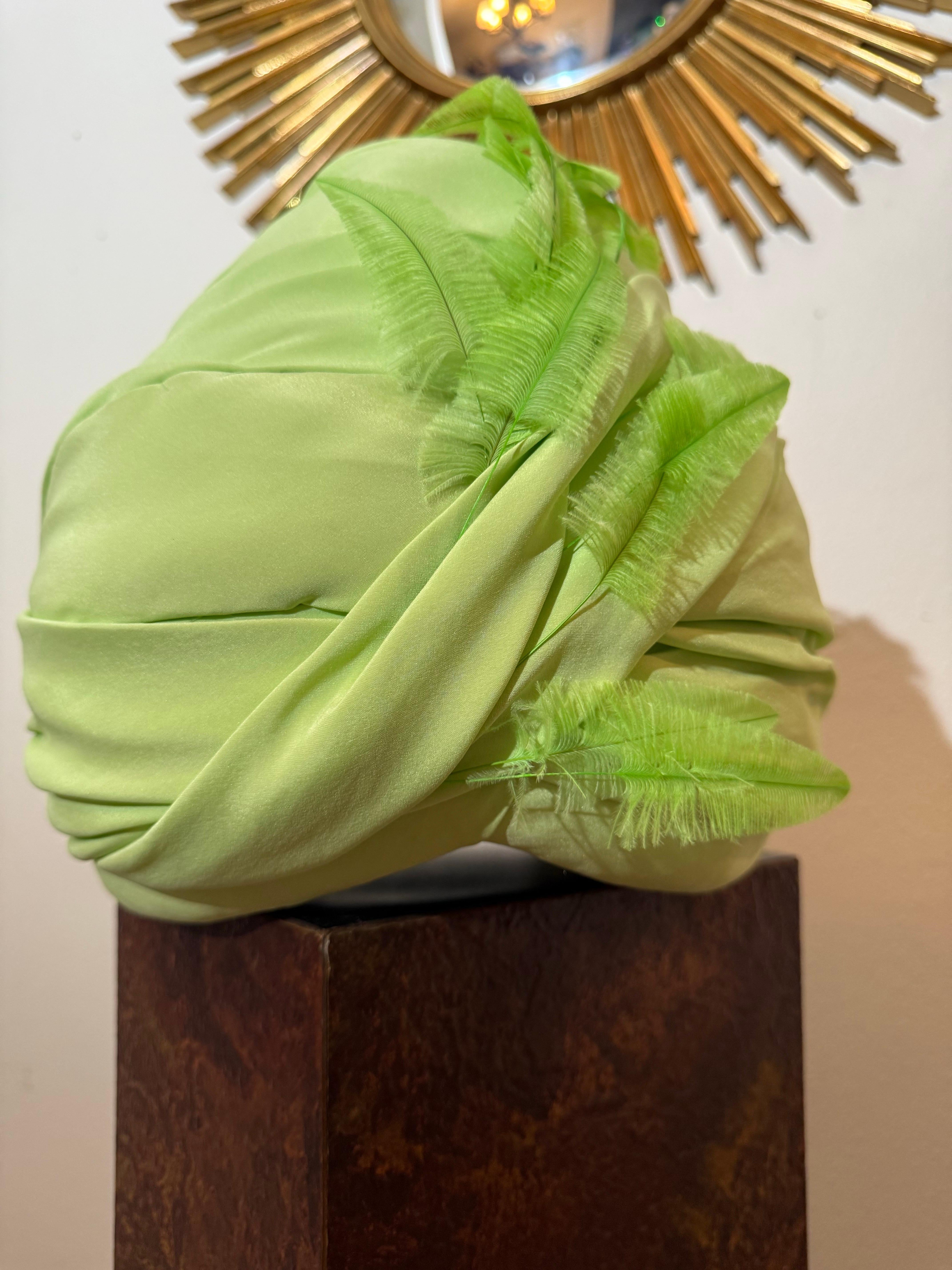 CUSTOM MADE - Turban drapé vert fluo sur mesure avec plume d'oie en vente 8