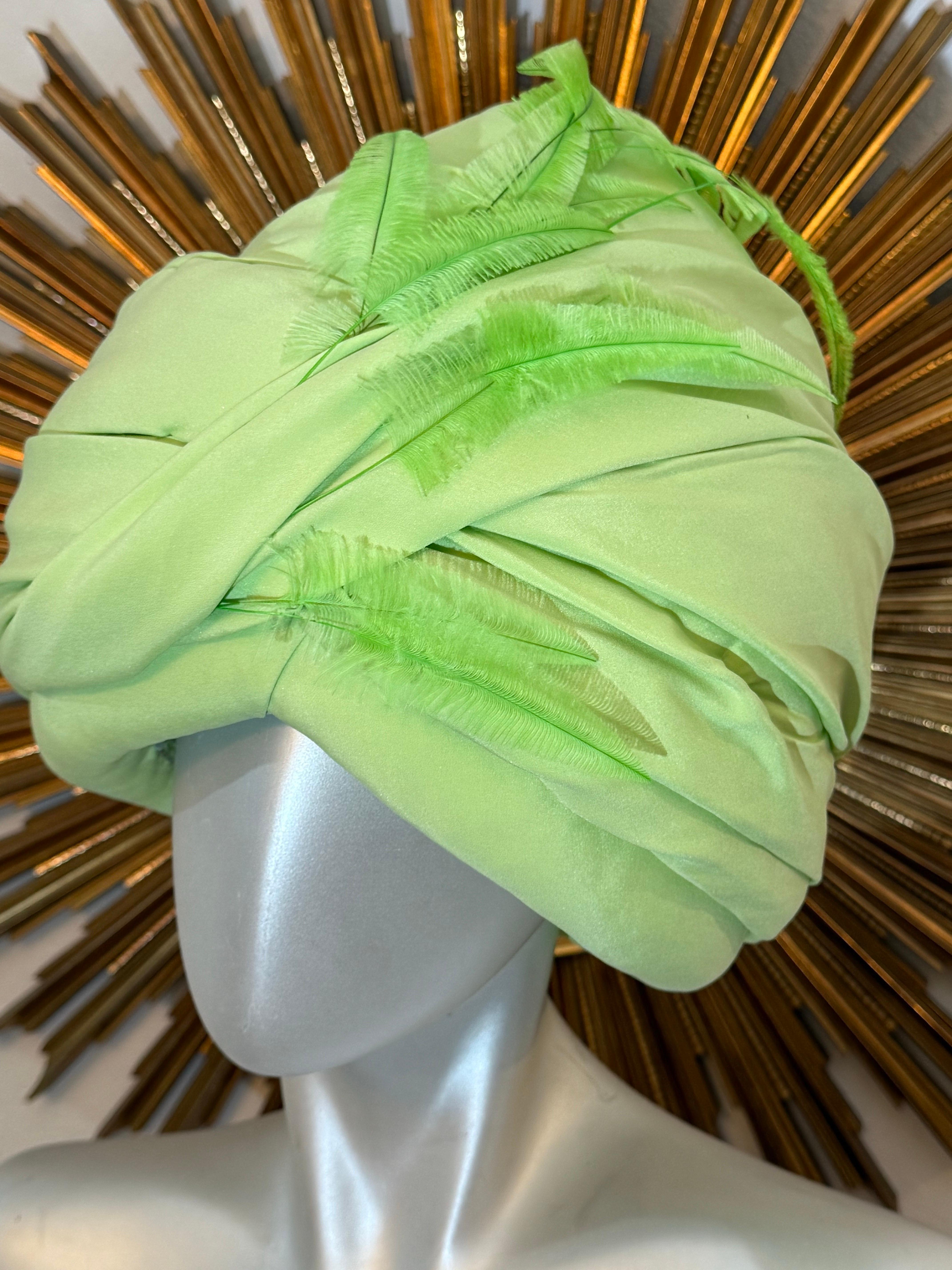Turban drapé vert lime fluorescent avec plumes sur mesure : Un style à fort impact dans une couleur qui fait tourner les têtes !  Joliment structuré et paddé en crêpe de soie avec soie.  doublure en satin. Peignes intérieurs pour la fixation. Taille