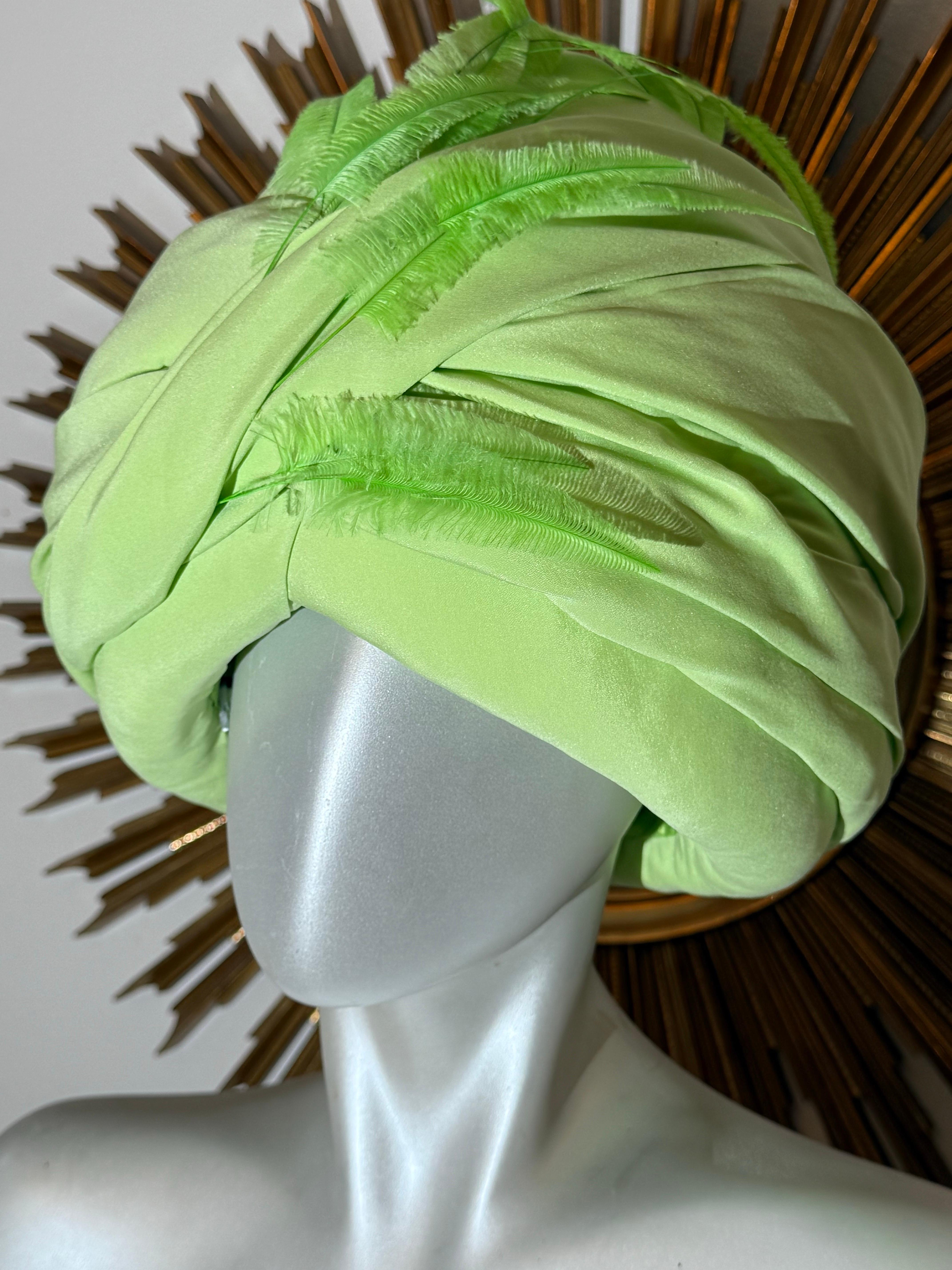Vert CUSTOM MADE - Turban drapé vert fluo sur mesure avec plume d'oie en vente
