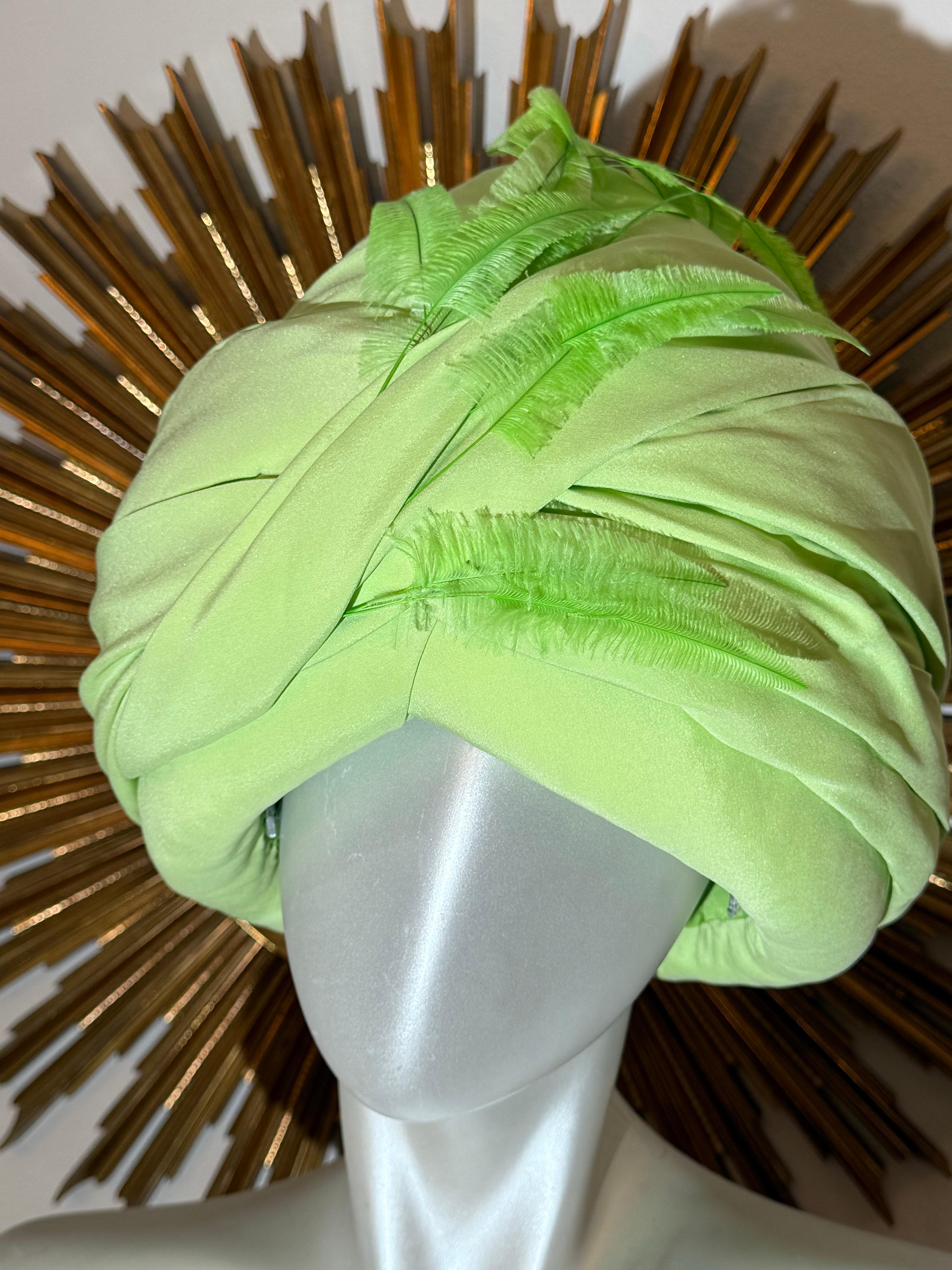 CUSTOM MADE - Turban drapé vert fluo sur mesure avec plume d'oie Excellent état - En vente à Gresham, OR