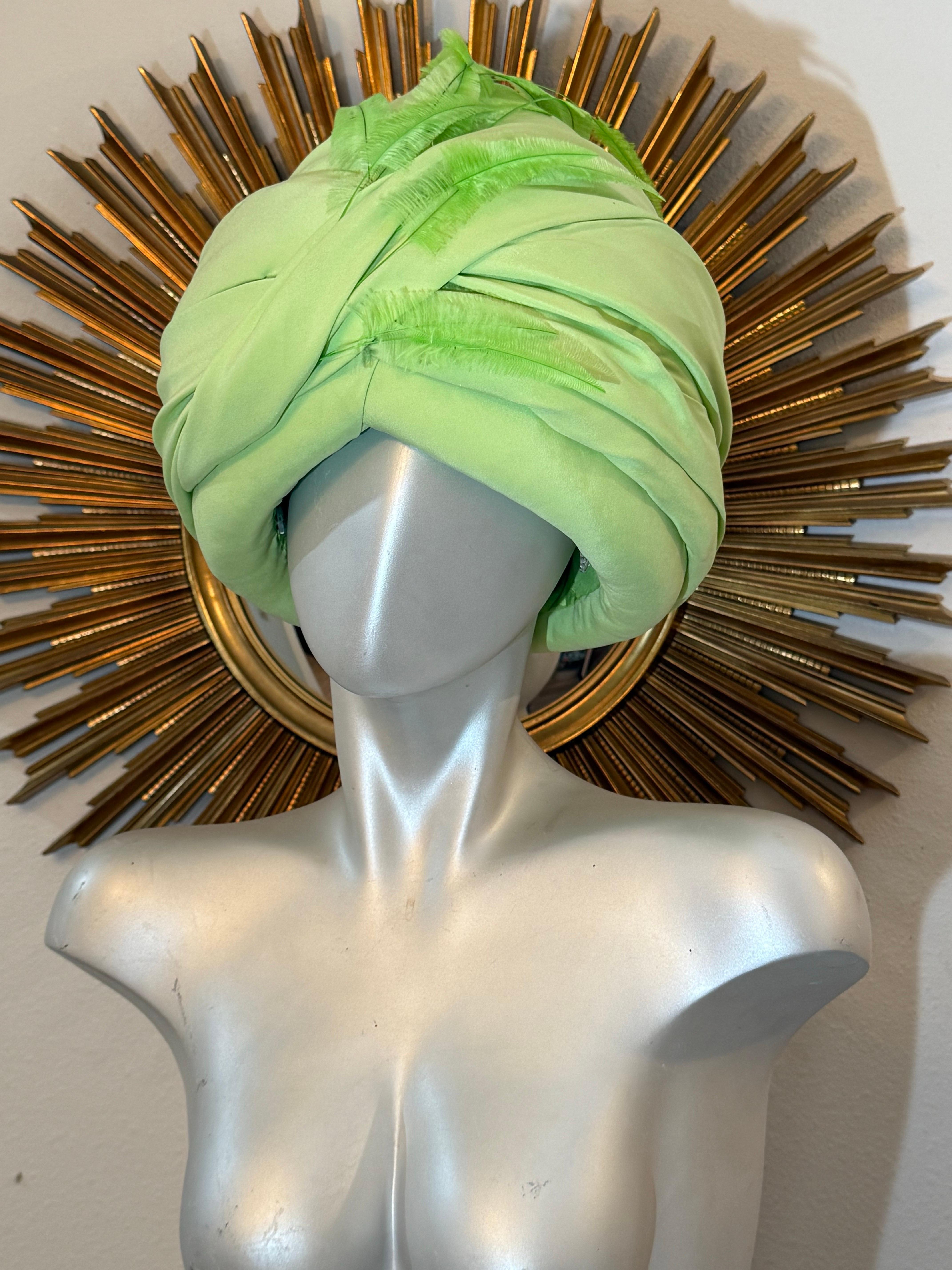 CUSTOM MADE - Turban drapé vert fluo sur mesure avec plume d'oie Unisexe en vente