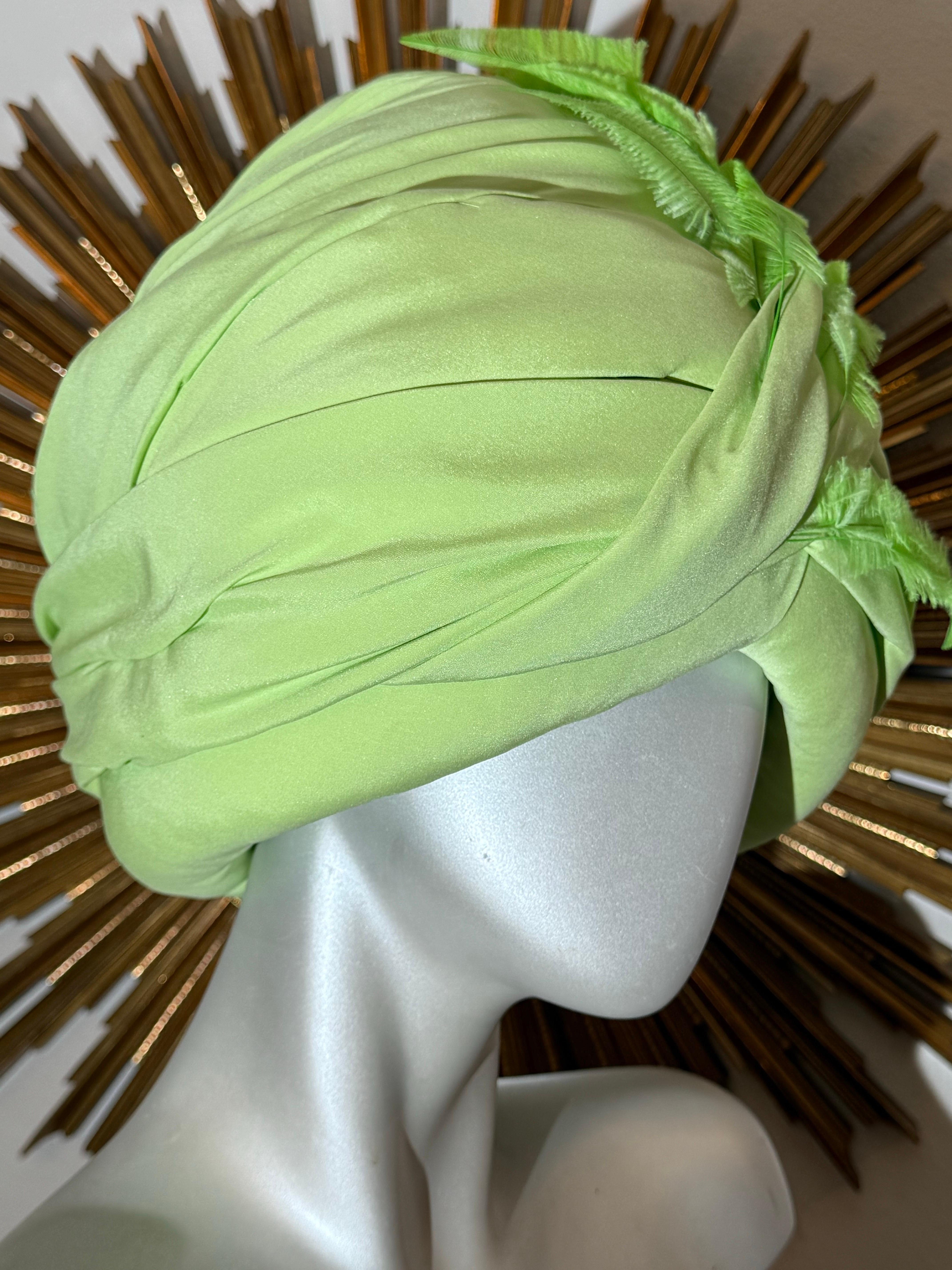CUSTOM MADE - Turban drapé vert fluo sur mesure avec plume d'oie en vente 1