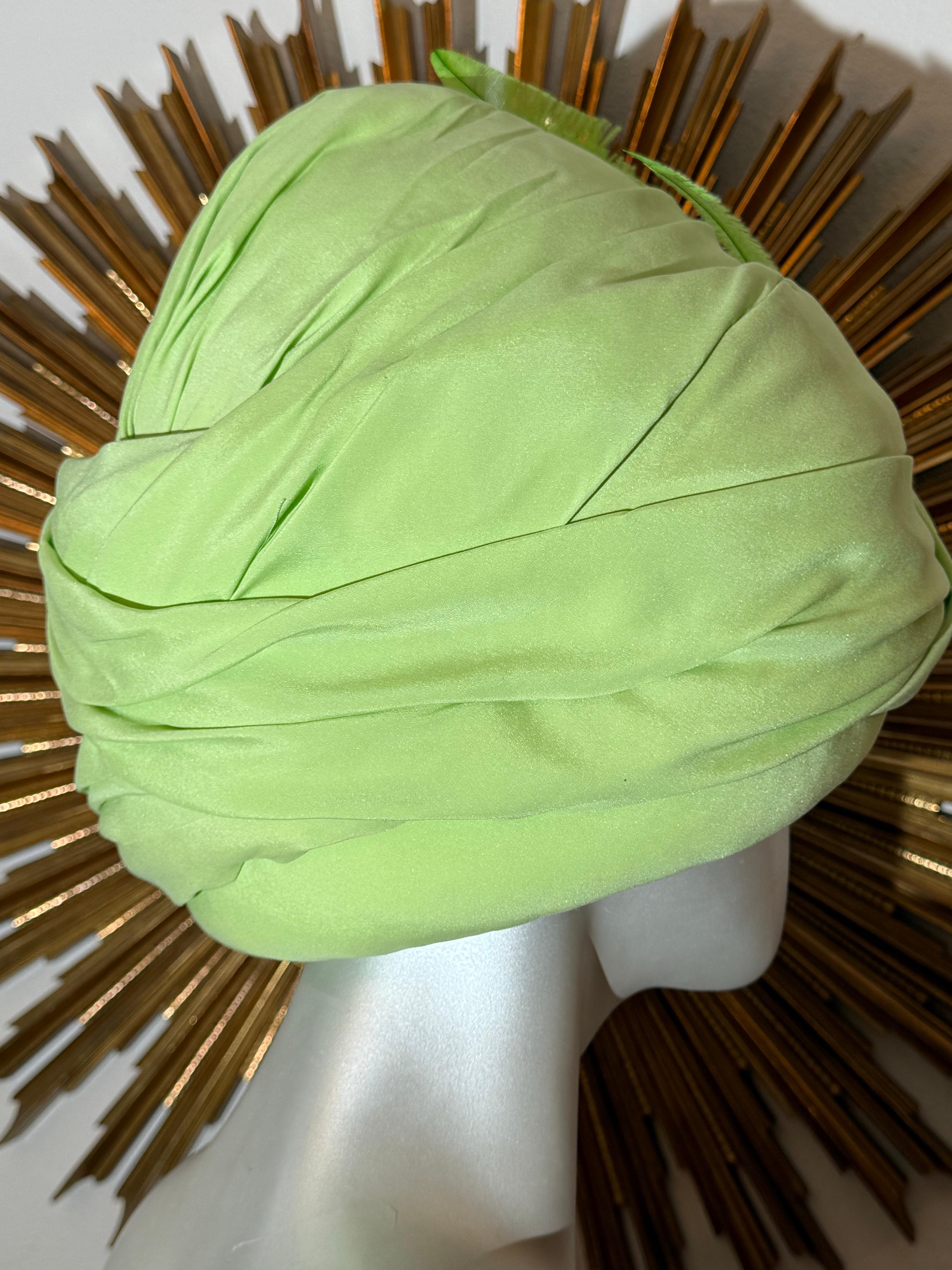 CUSTOM MADE - Turban drapé vert fluo sur mesure avec plume d'oie en vente 3