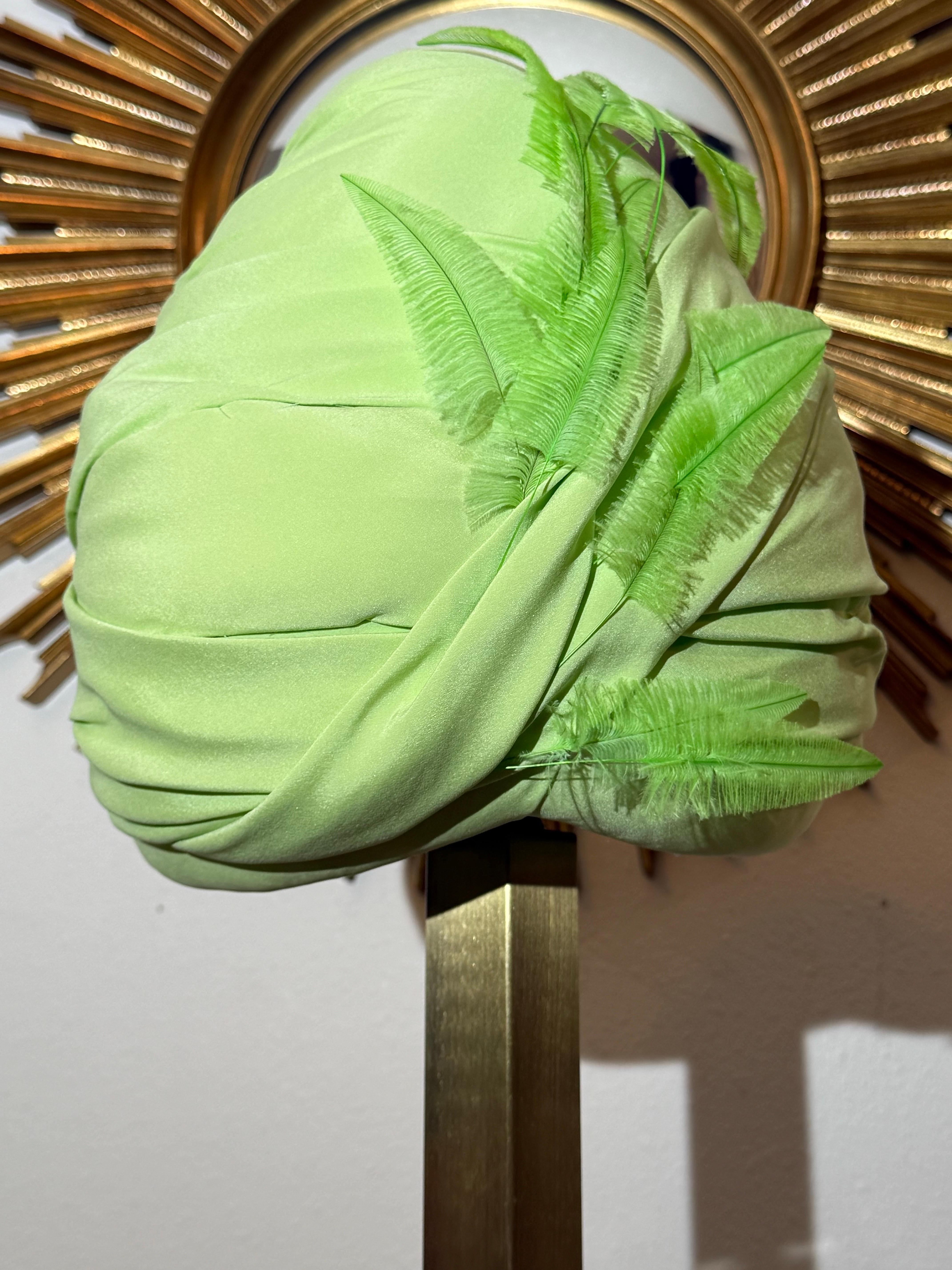 CUSTOM MADE - Turban drapé vert fluo sur mesure avec plume d'oie en vente 4
