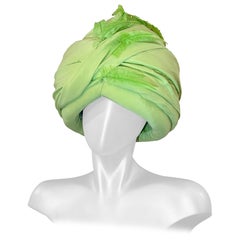 CUSTOM MADE - Turban drapé vert fluo sur mesure avec plume d'oie