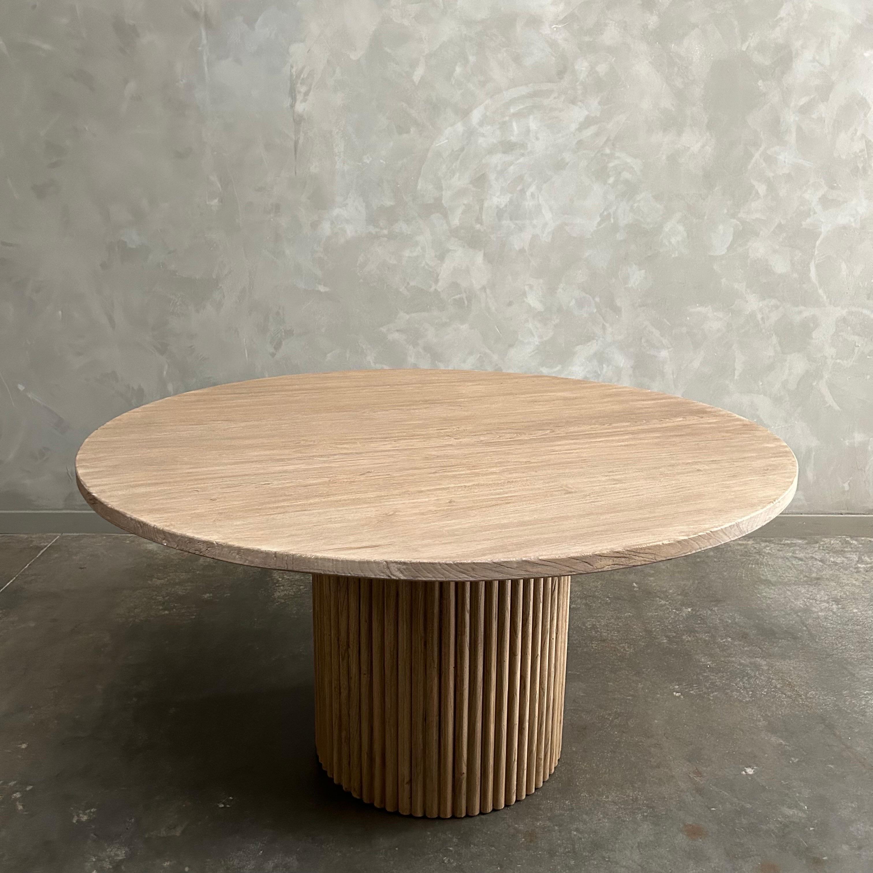 COLLECTION SH
TABLE À MANGER NIKKI
Fabriqué sur mesure à partir de bois d'orme récupéré 
DESCRIPTION :
Avec une base de table à colonnes cannelées, la table de salle à manger Nikki est le rêve d'un minimaliste moderne. Fabriquée en orme massif, la