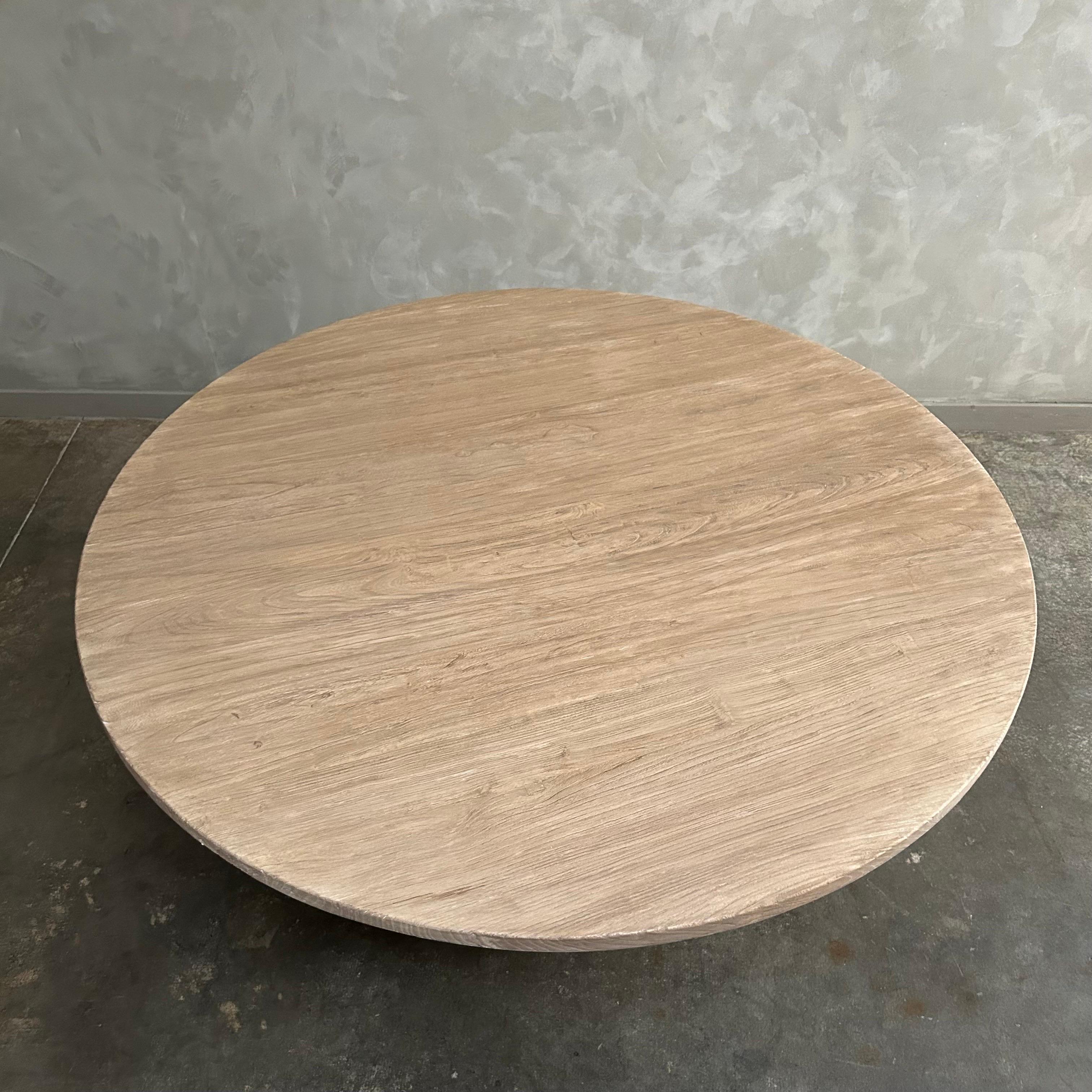 Mesa de comedor redonda con base estriada hecha a medida en madera maciza de olmo en Nuevo estado para la venta en Old Town Orange, CA