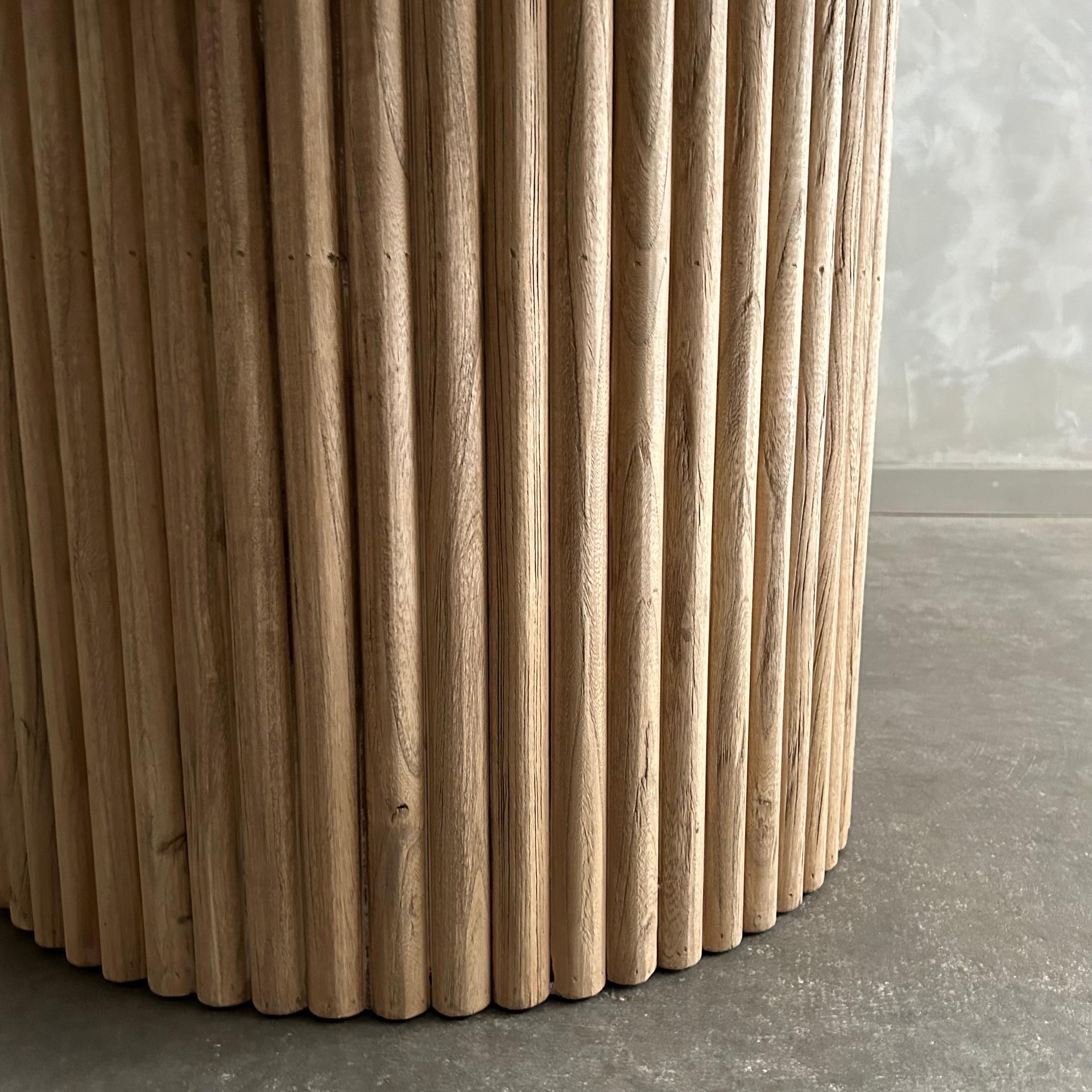 Mesa de comedor redonda con base estriada hecha a medida en madera maciza de olmo Siglo XXI y contemporáneo en venta