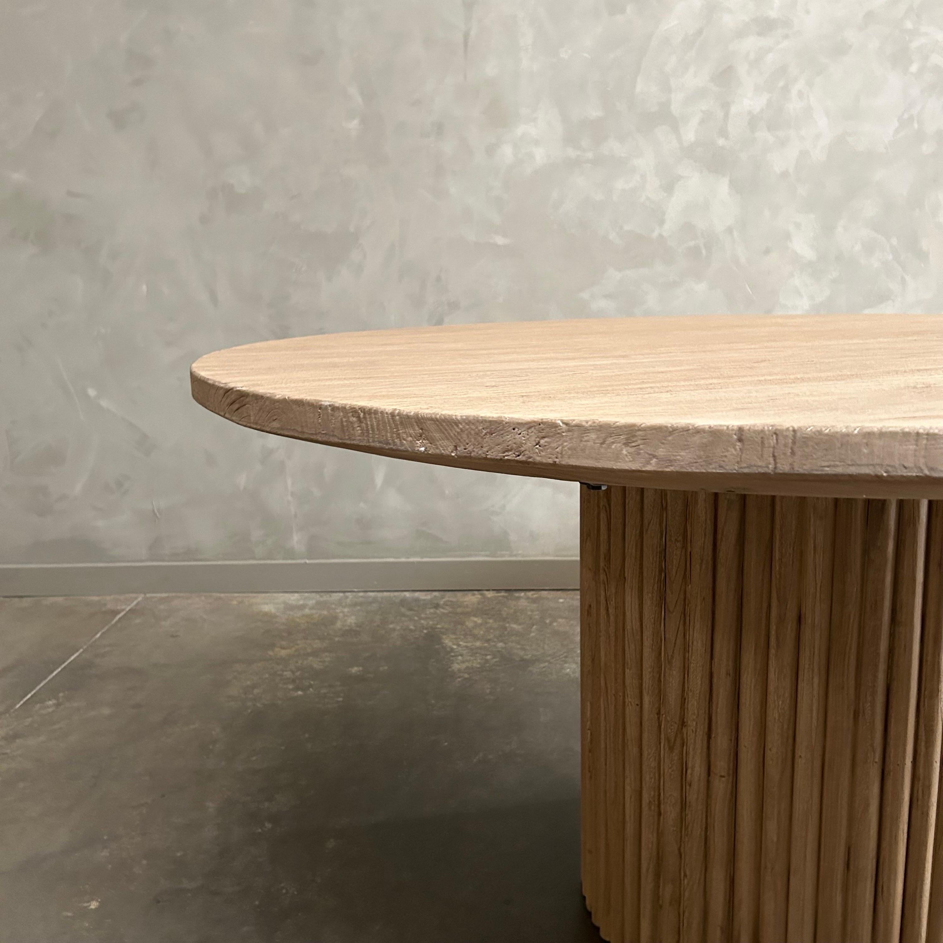 Mesa de comedor redonda con base estriada hecha a medida en madera maciza de olmo Olmo en venta