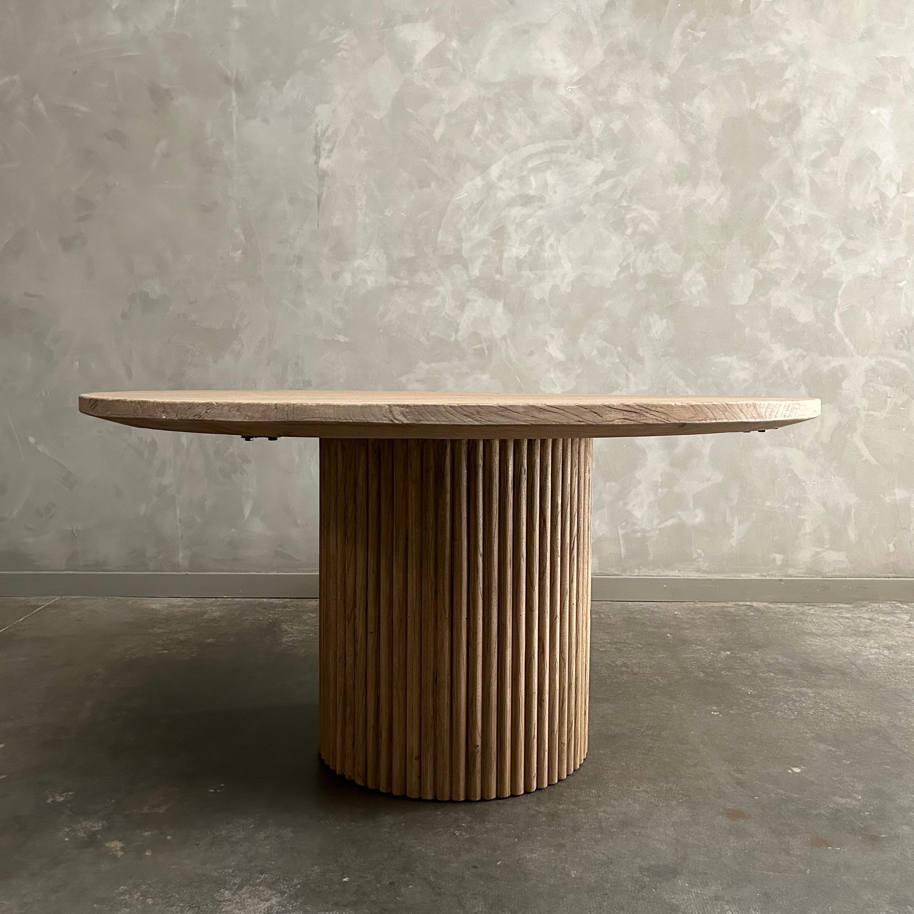Mesa de comedor redonda con base estriada hecha a medida en madera maciza de olmo en venta 1