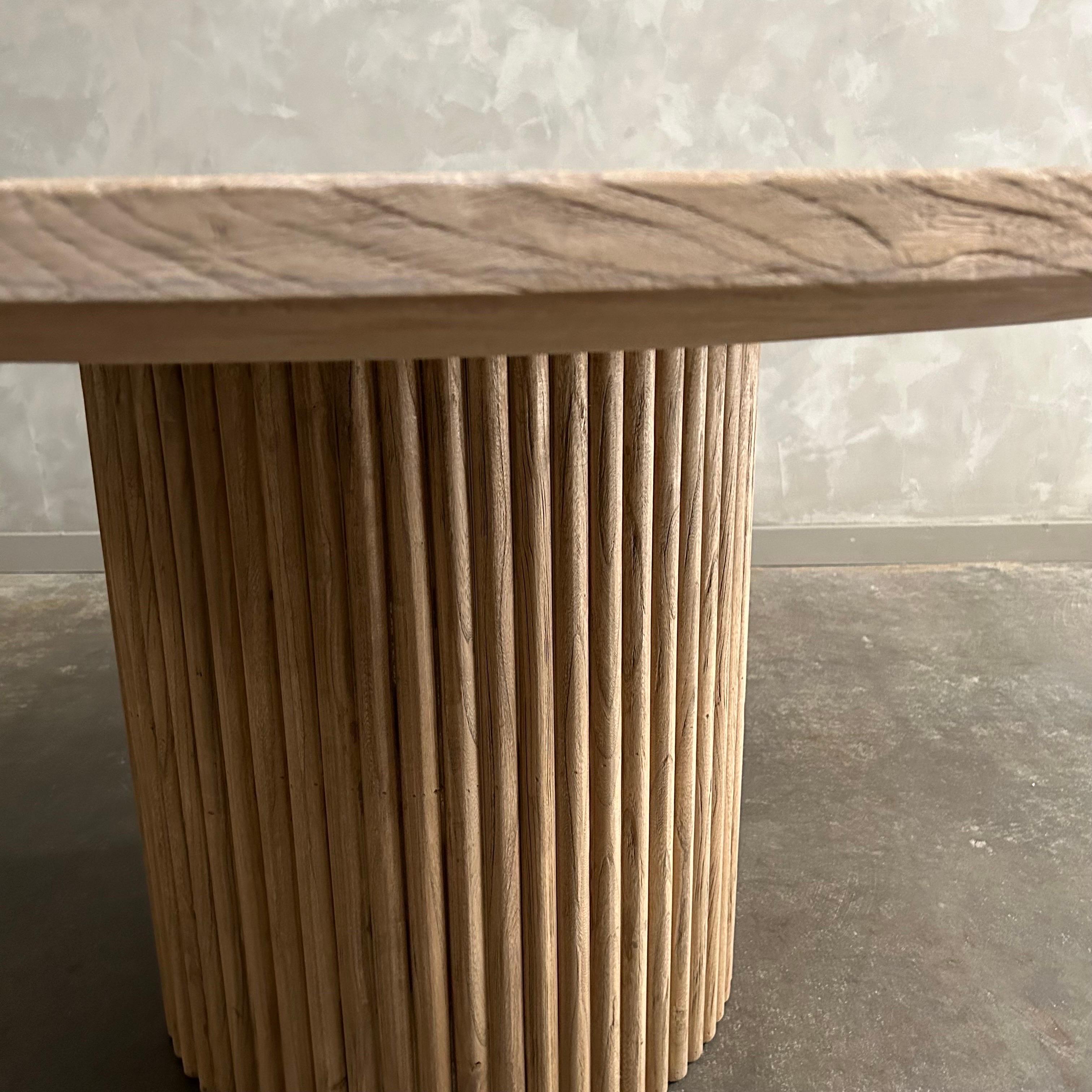Mesa de comedor redonda con base estriada hecha a medida en madera maciza de olmo en venta 2