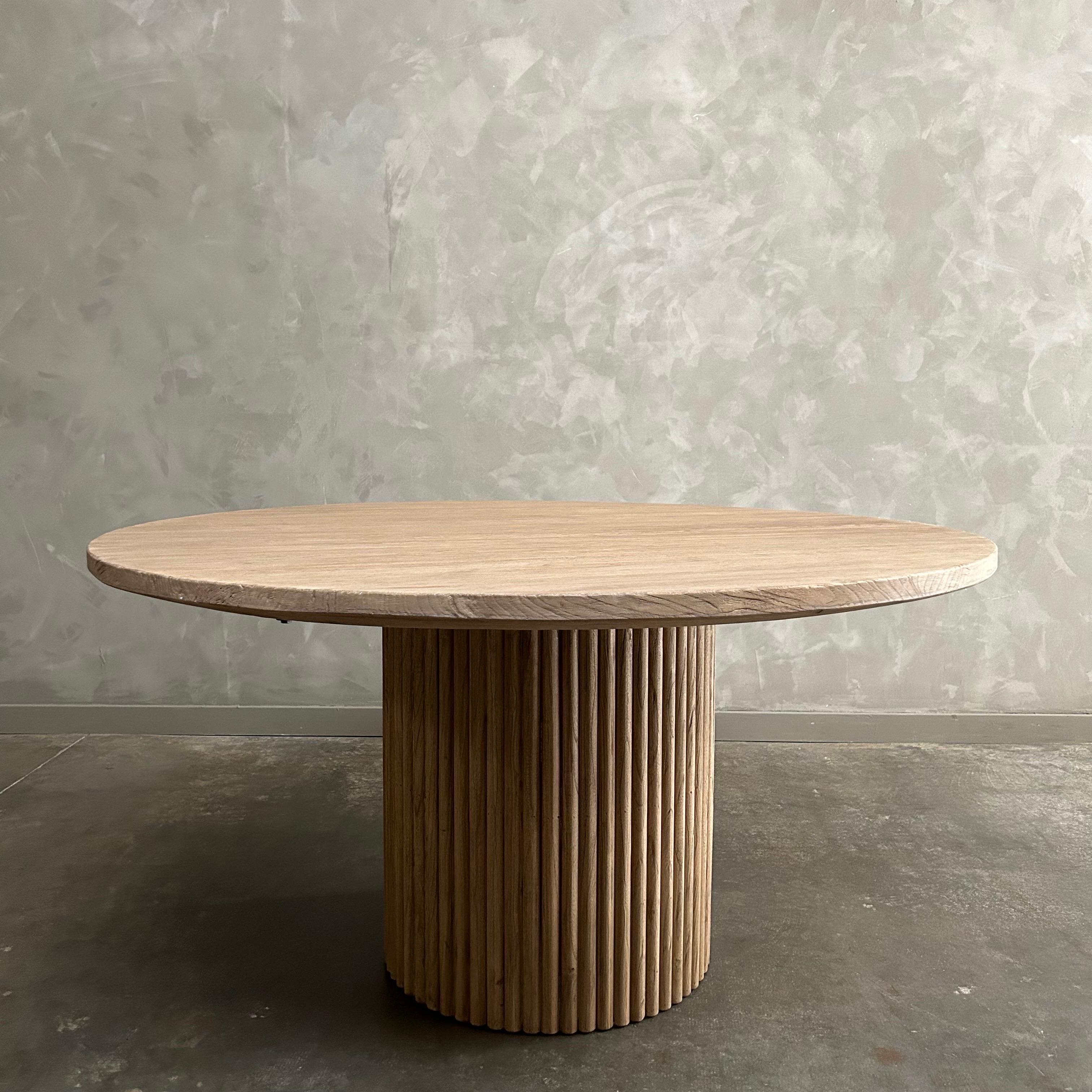 Mesa de comedor redonda con base estriada hecha a medida en madera maciza de olmo en venta 3