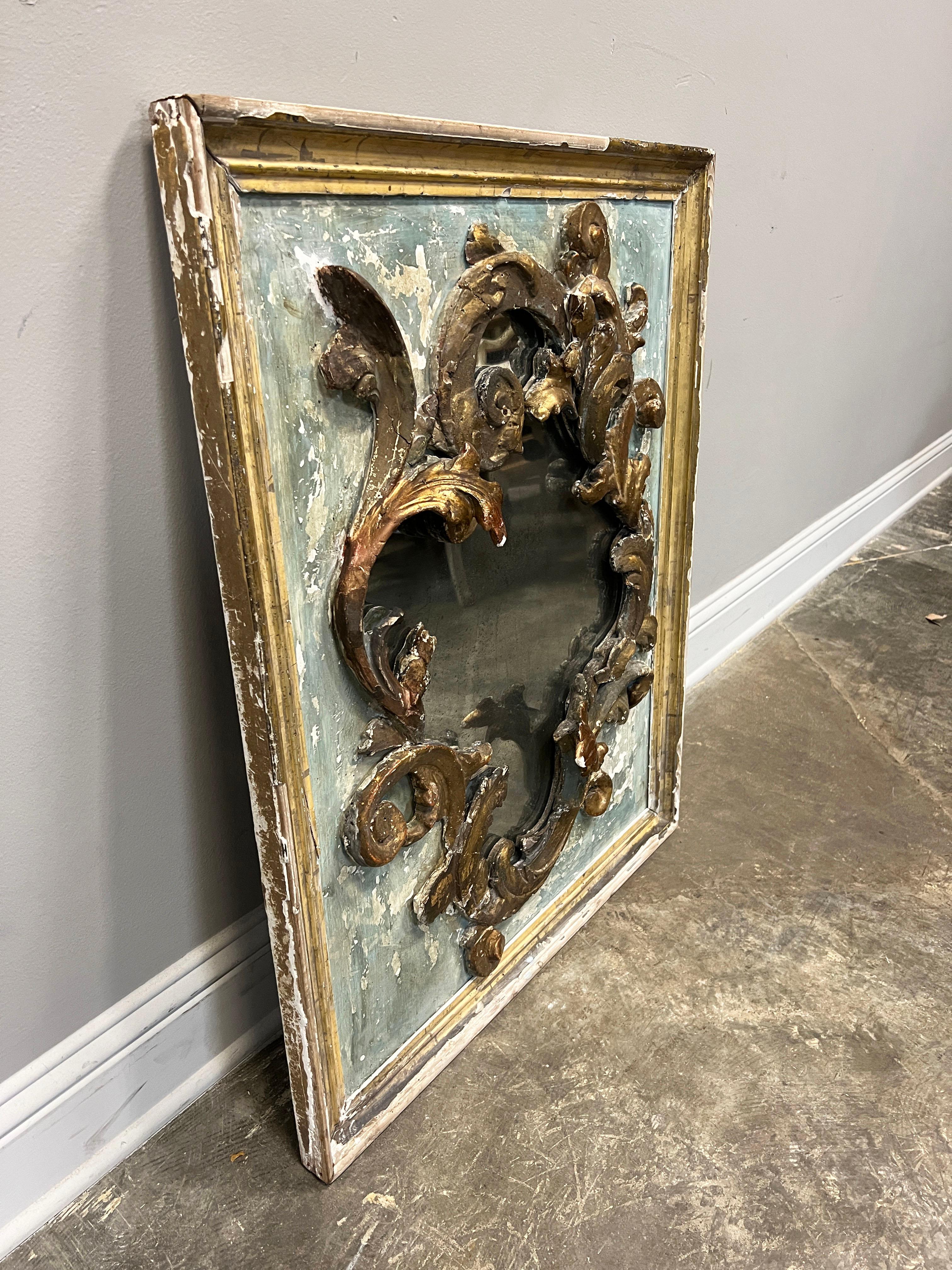 Magnifique miroir décoratif fantaisiste de style rococo. Fabriqué sur mesure à partir d'un cadre français doré du XIXe siècle, non restauré. Ensuite, des fragments de bois dorés et sculptés à la main au XVIIIe siècle ont été appliqués sur un ancien