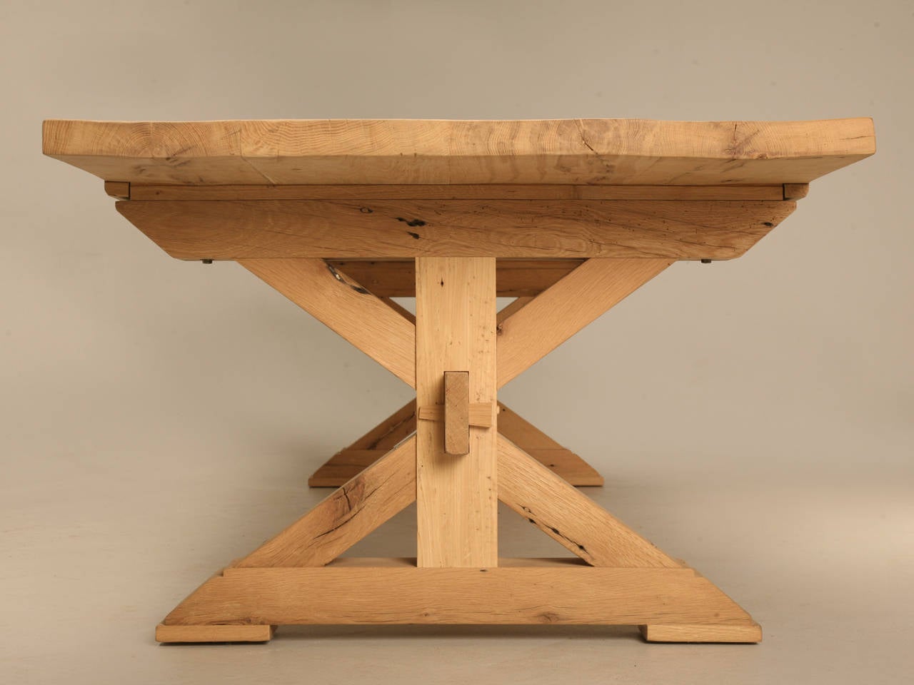 Maßgefertigter französischer inspirierter Bauerntisch aus aufgearbeiteter Eiche in jeder Dimension von Old Plank (21. Jahrhundert und zeitgenössisch) im Angebot