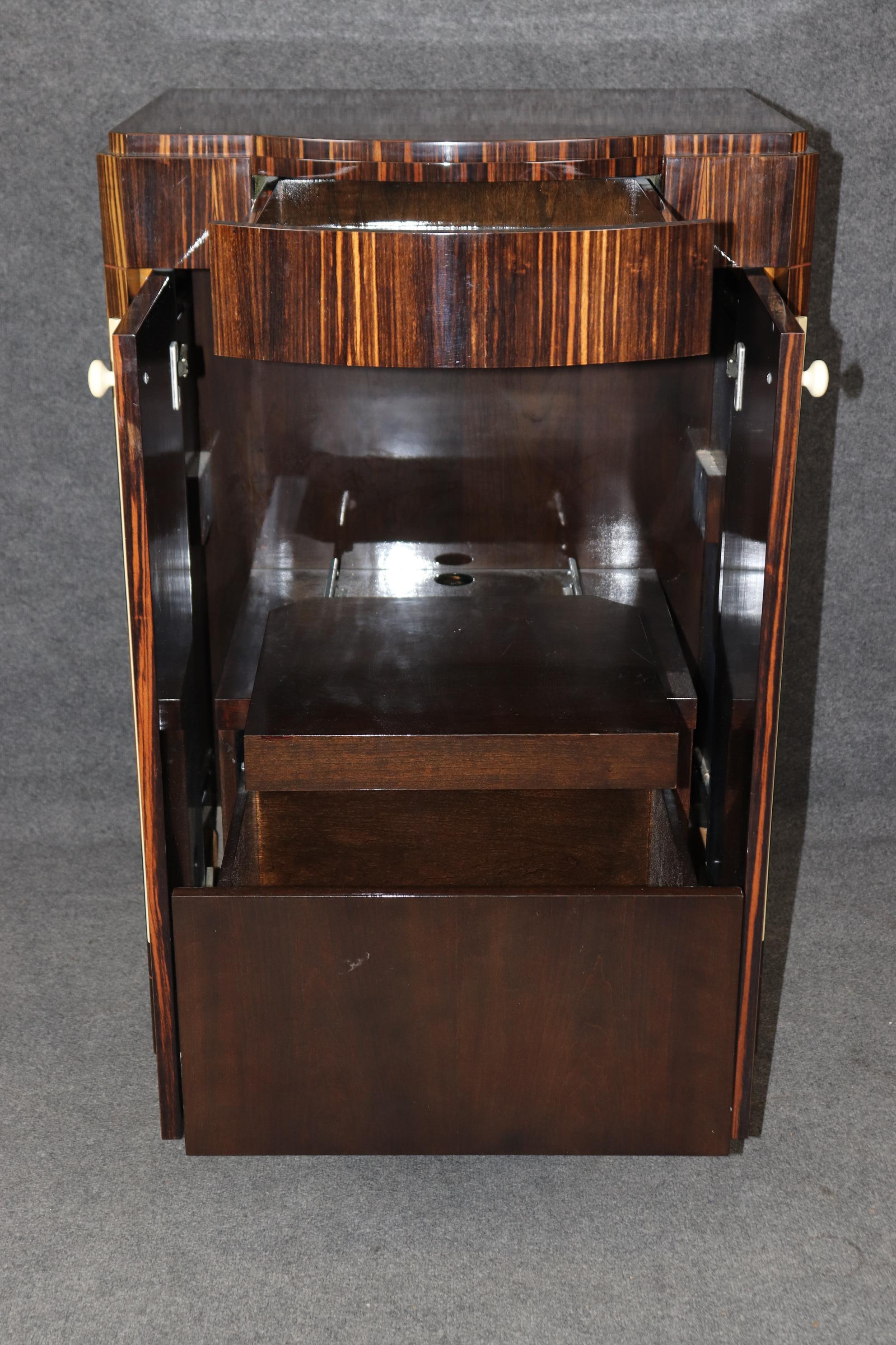  Si tratta di uno splendido mobile in ebano Macassar che può essere facilmente convertito in un mobile per liquori o utilizzato come mobile multimediale per un componente stereo o una tv piatta. Il mobile è una replica fedele di un pezzo Ruhlman