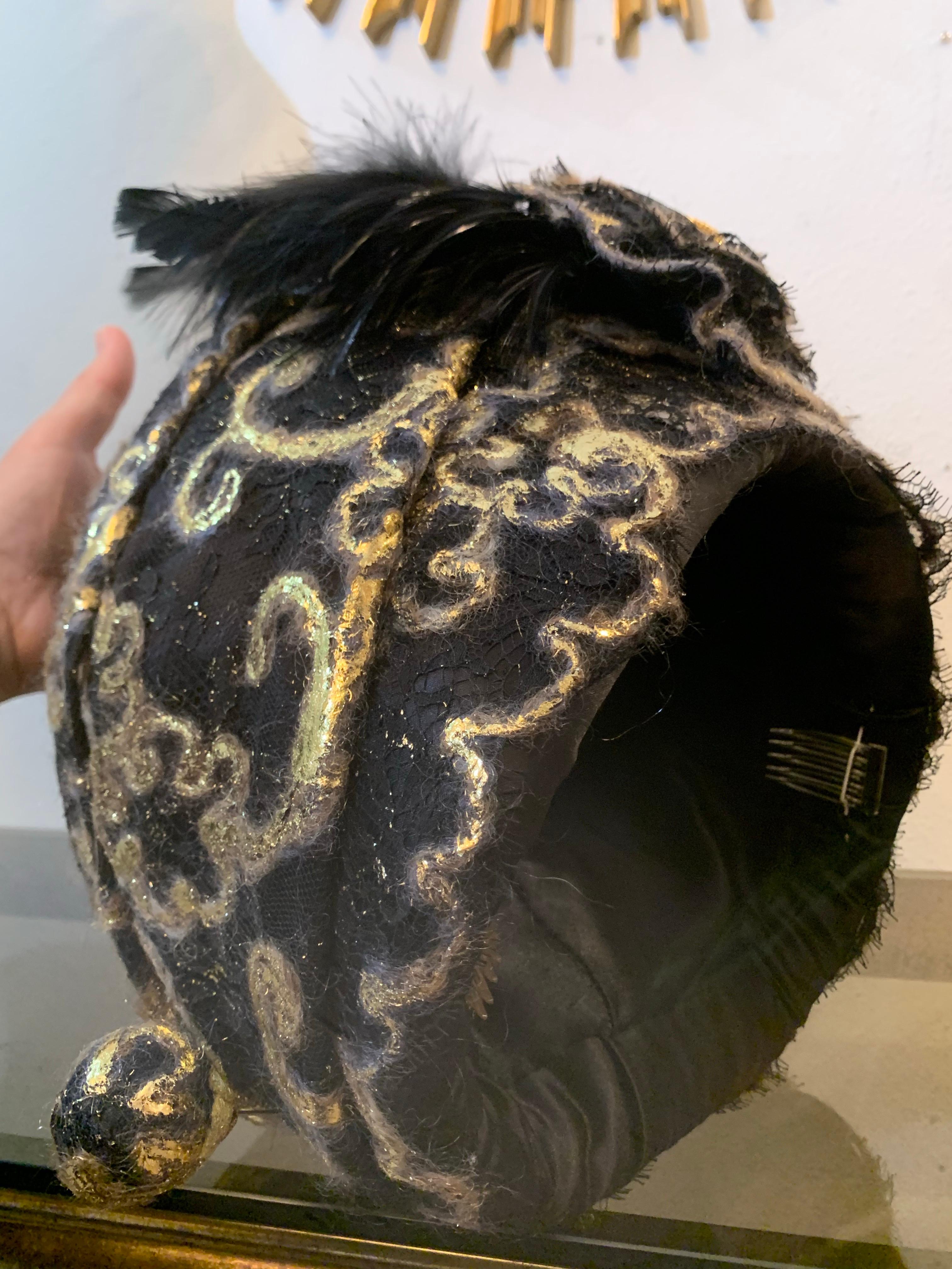 CUSTOM MADE Gold Lame & Schwarz Mohair Boucle Turban mit Feder Spray & Hut Pin im Angebot 6