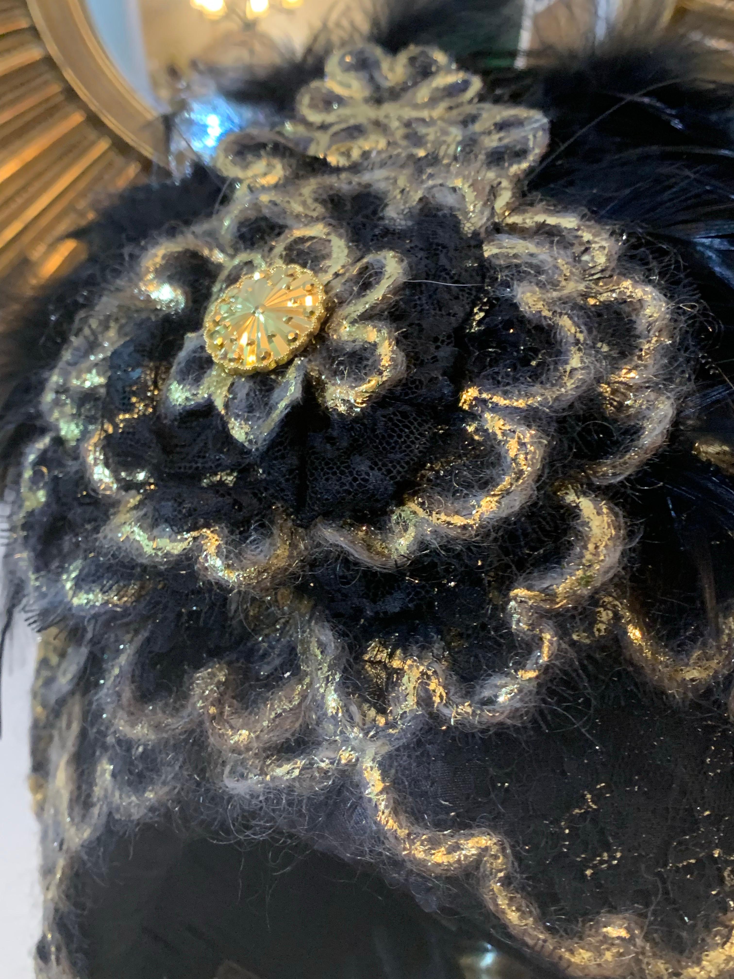 CUSTOM MADE Gold Lame & Schwarz Mohair Boucle Turban mit Feder Spray & Hut Pin im Angebot 7