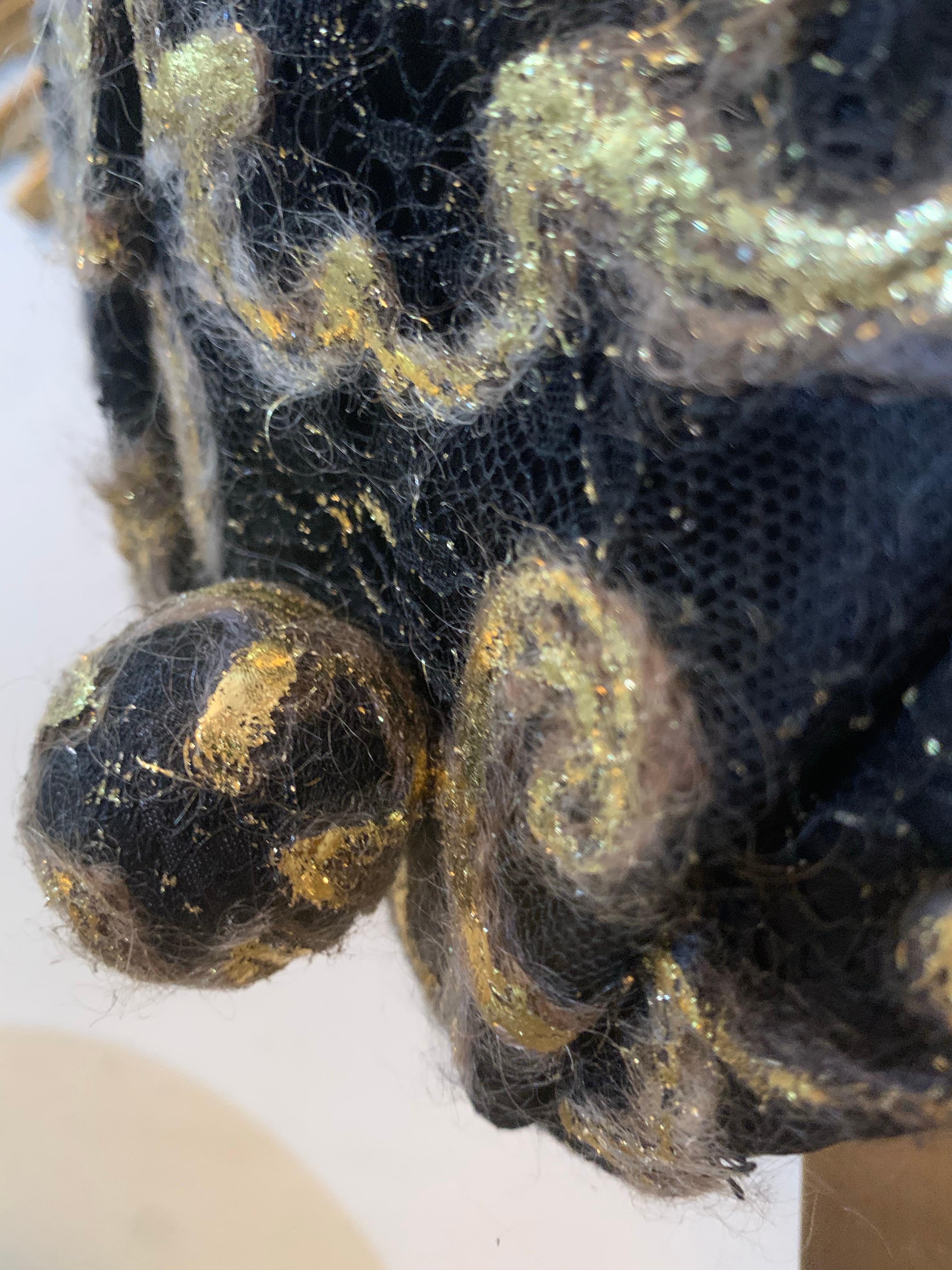CUSTOM MADE Gold Lame & Schwarz Mohair Boucle Turban mit Feder Spray & Hut Pin im Angebot 9