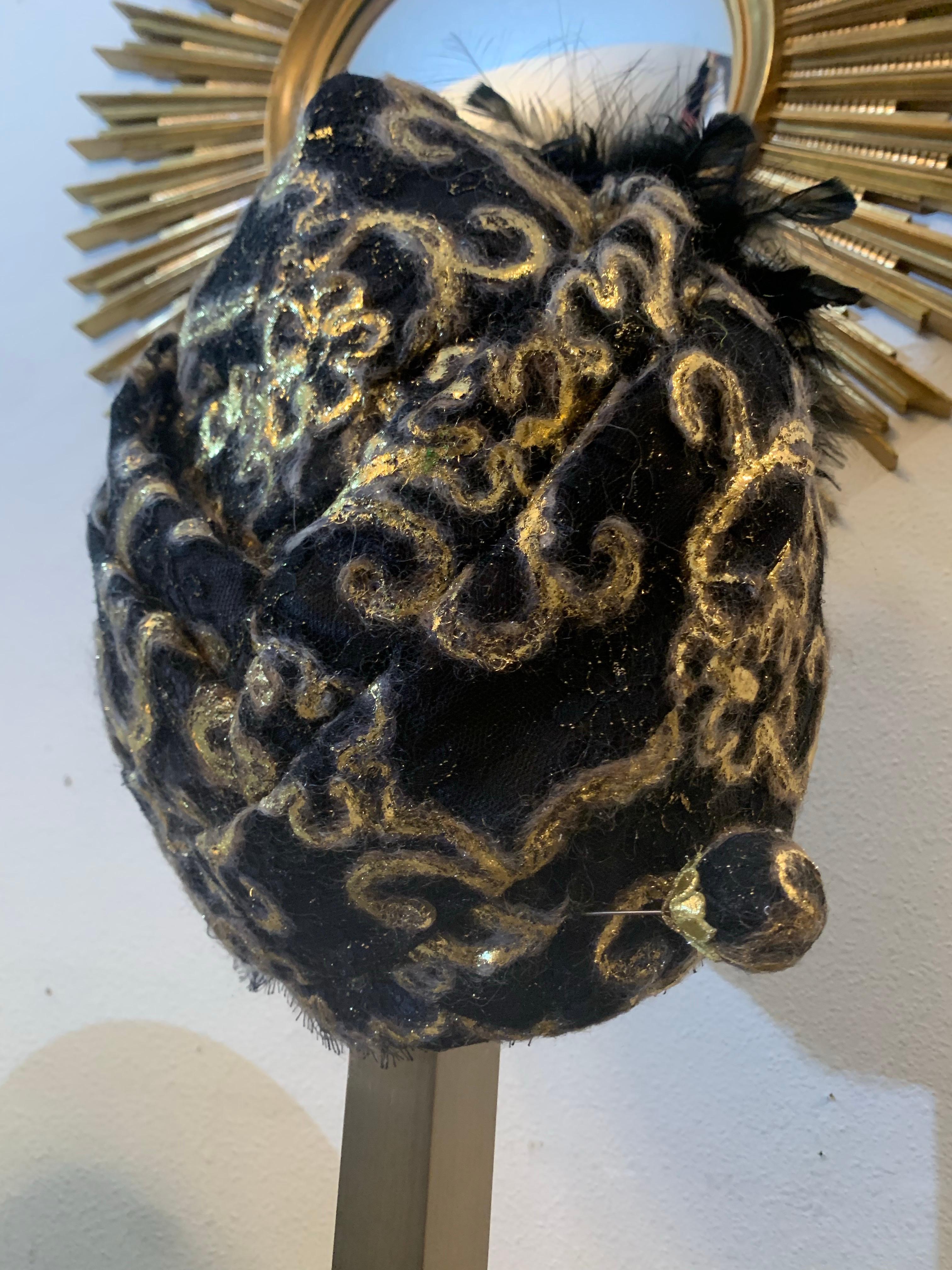 CUSTOM MADE Gold Lame & Schwarz Mohair Boucle Turban mit Feder Spray & Hut Pin im Angebot 12