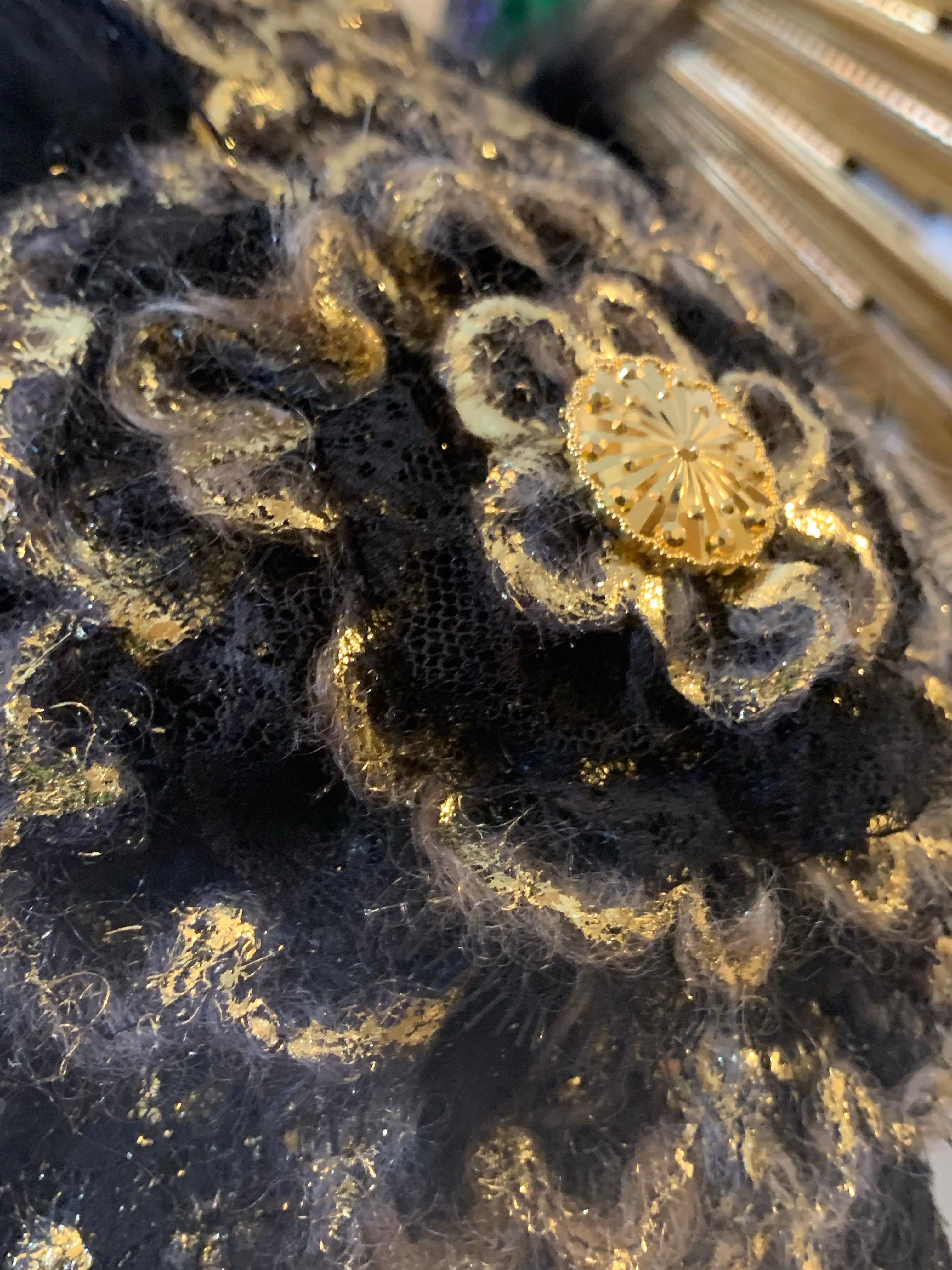 CUSTOM MADE Gold Lame & Schwarz Mohair Boucle Turban mit Feder Spray & Hut Pin im Zustand „Hervorragend“ im Angebot in Gresham, OR
