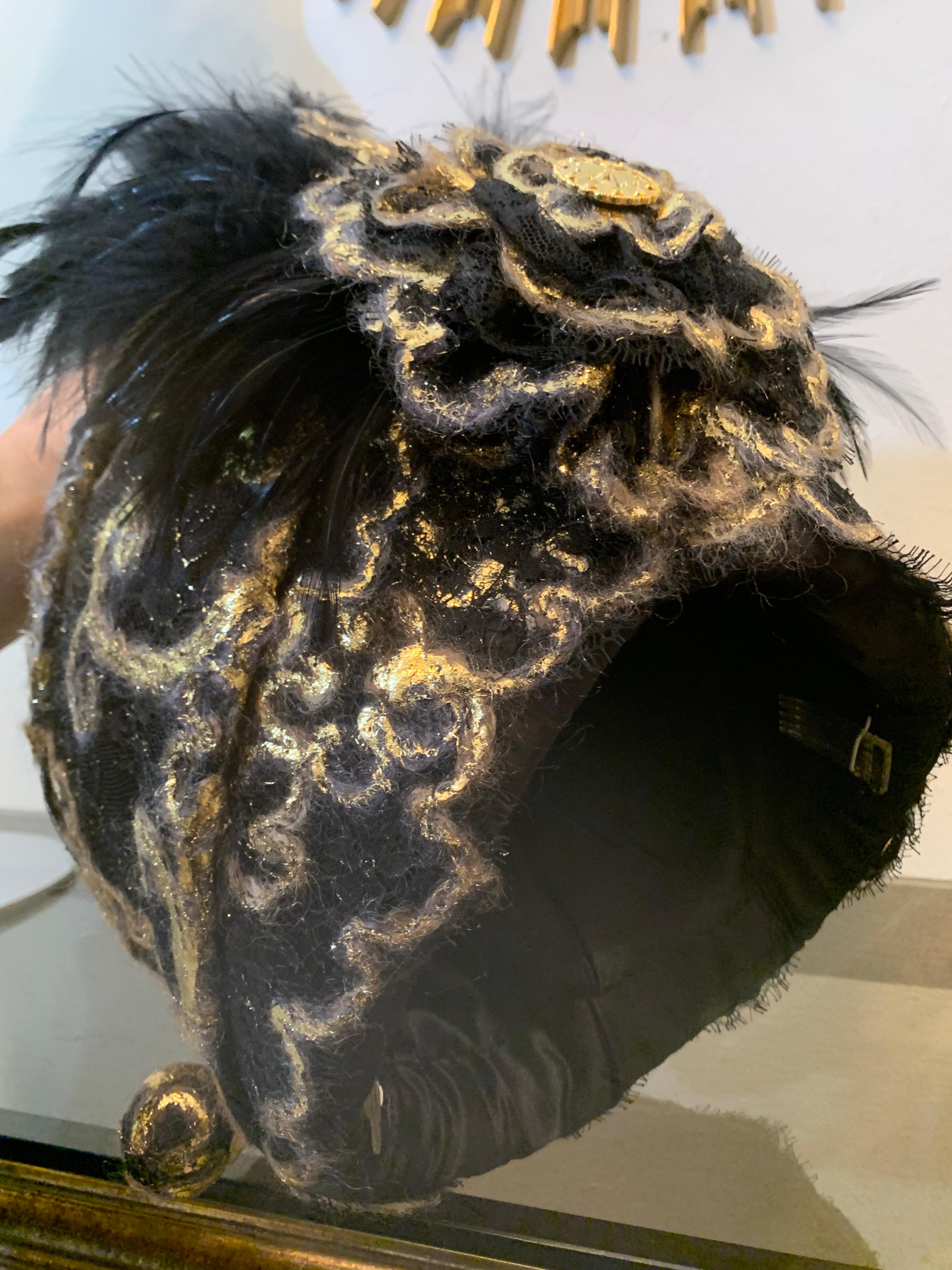 CUSTOM MADE Gold Lame & Schwarz Mohair Boucle Turban mit Feder Spray & Hut Pin für Damen oder Herren im Angebot