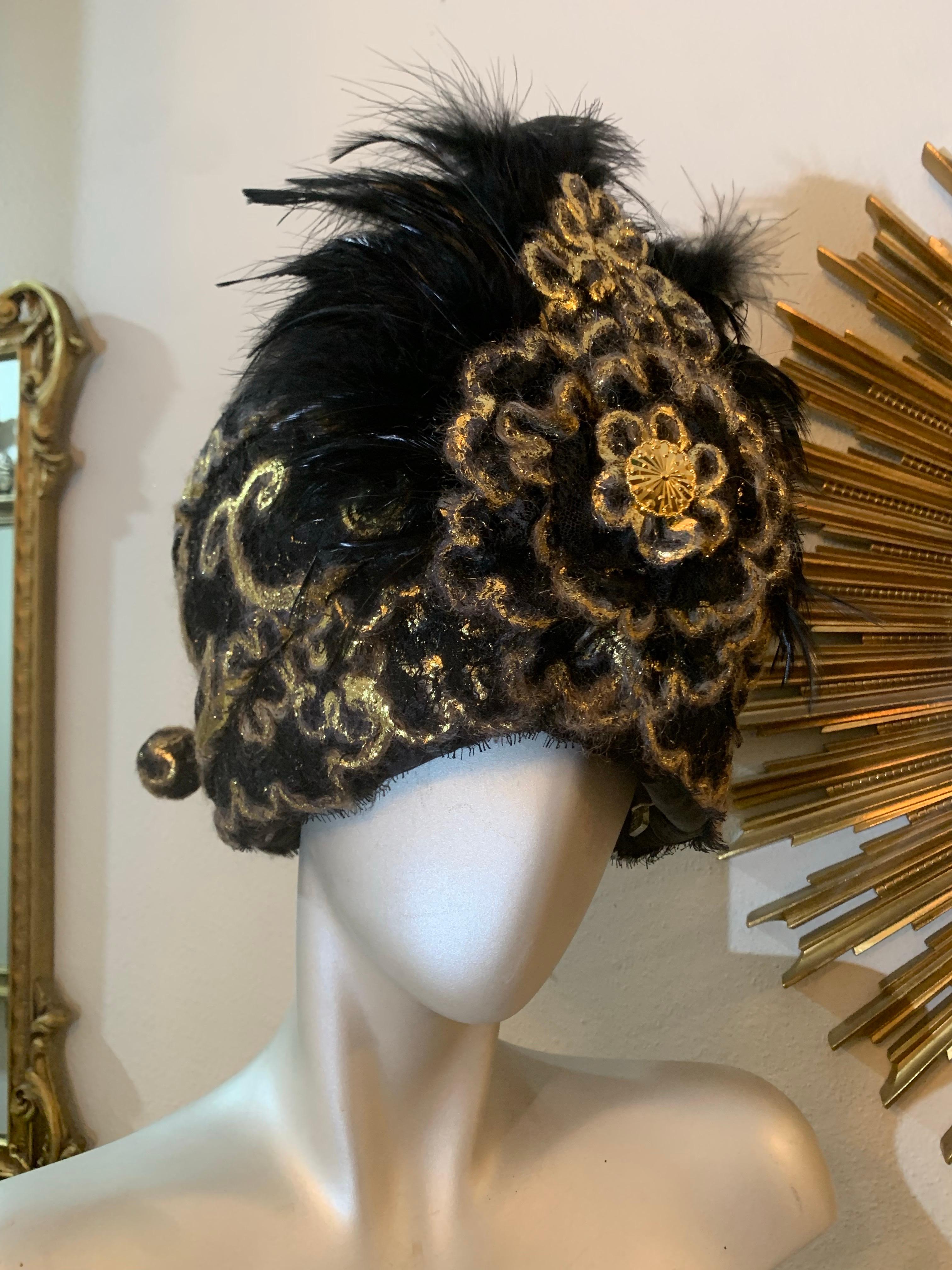 CUSTOM MADE Gold Lame & Schwarz Mohair Boucle Turban mit Feder Spray & Hut Pin im Angebot 1