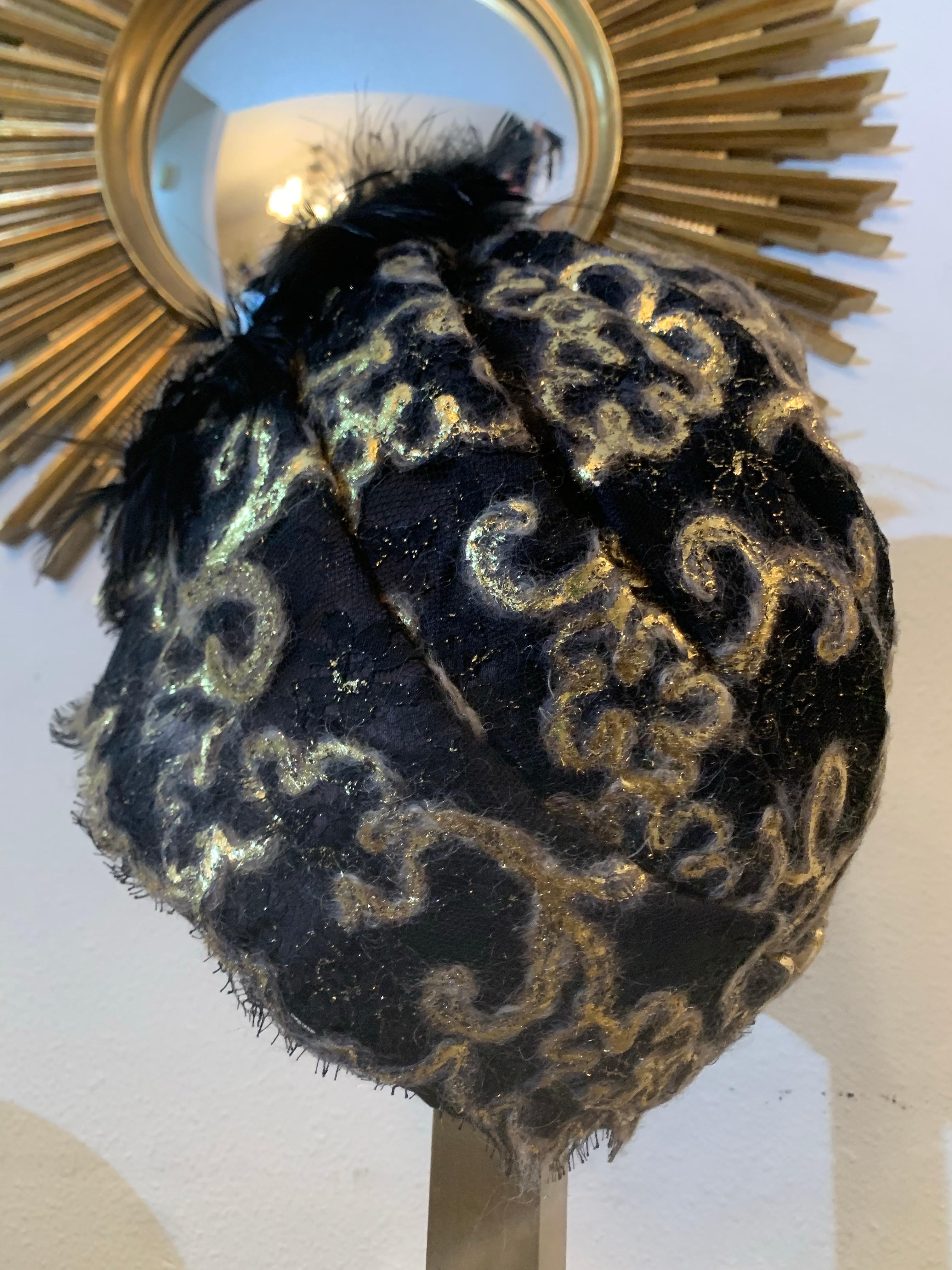 CUSTOM MADE Gold Lame & Schwarz Mohair Boucle Turban mit Feder Spray & Hut Pin im Angebot 2