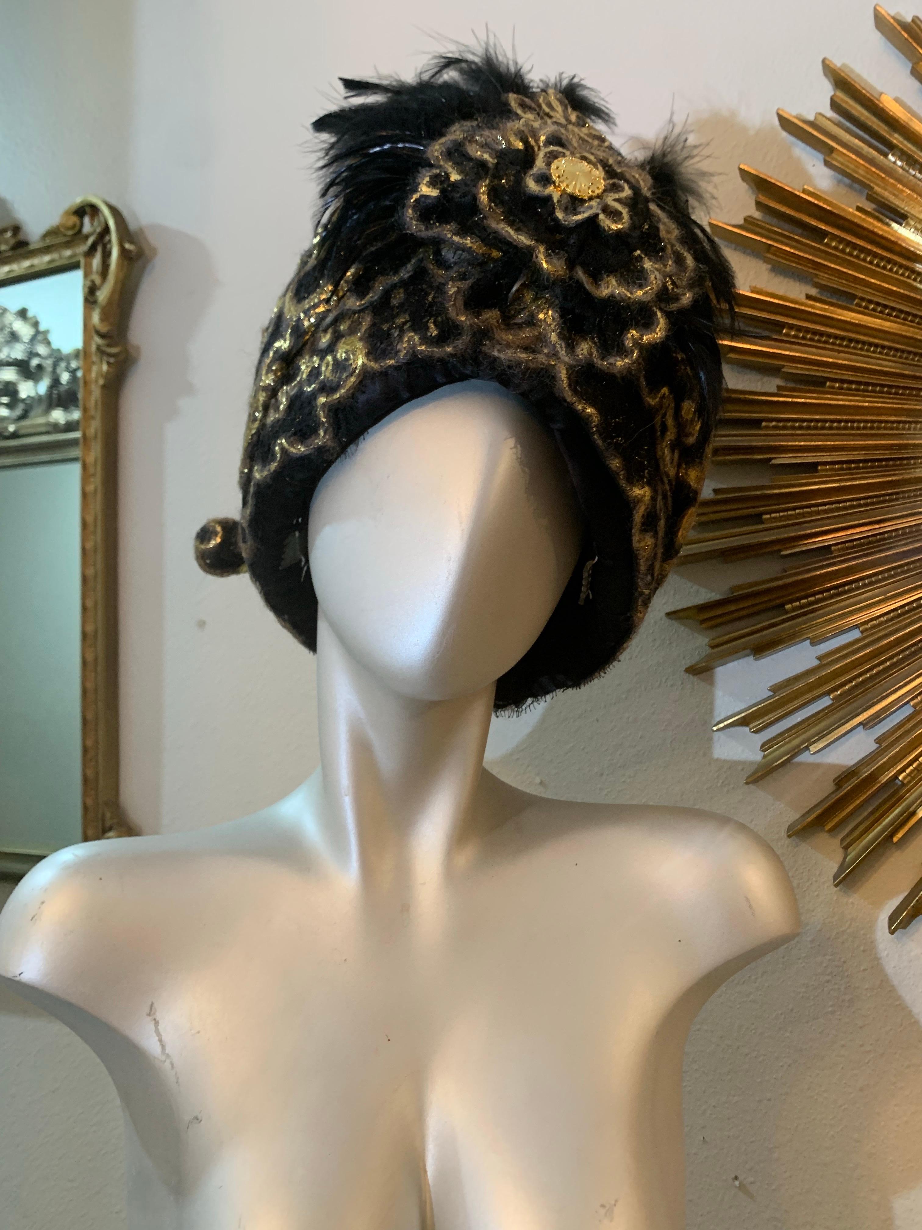 CUSTOM MADE Gold Lame & Schwarz Mohair Boucle Turban mit Feder Spray & Hut Pin im Angebot 3