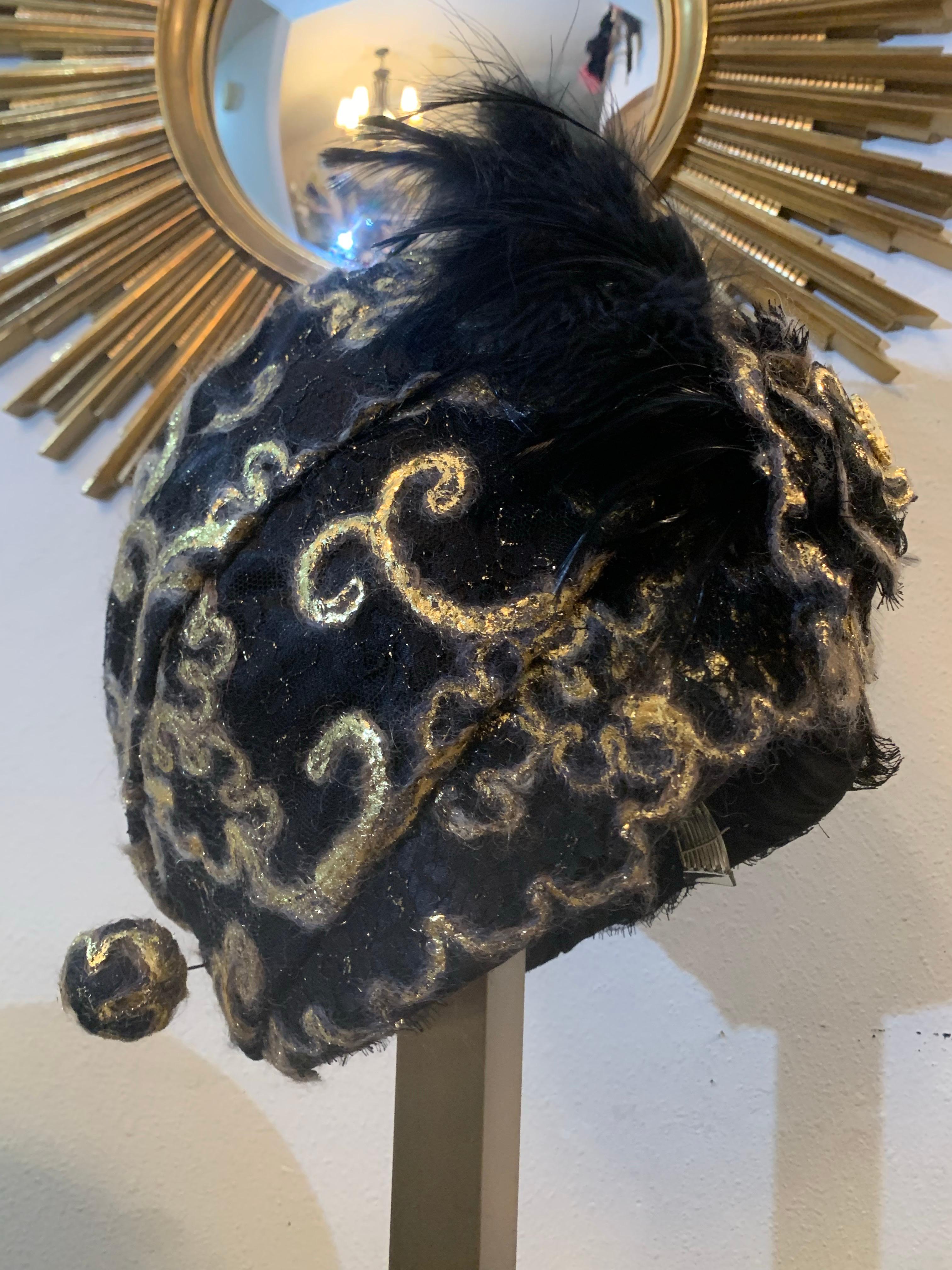 CUSTOM MADE Gold Lame & Schwarz Mohair Boucle Turban mit Feder Spray & Hut Pin im Angebot 5