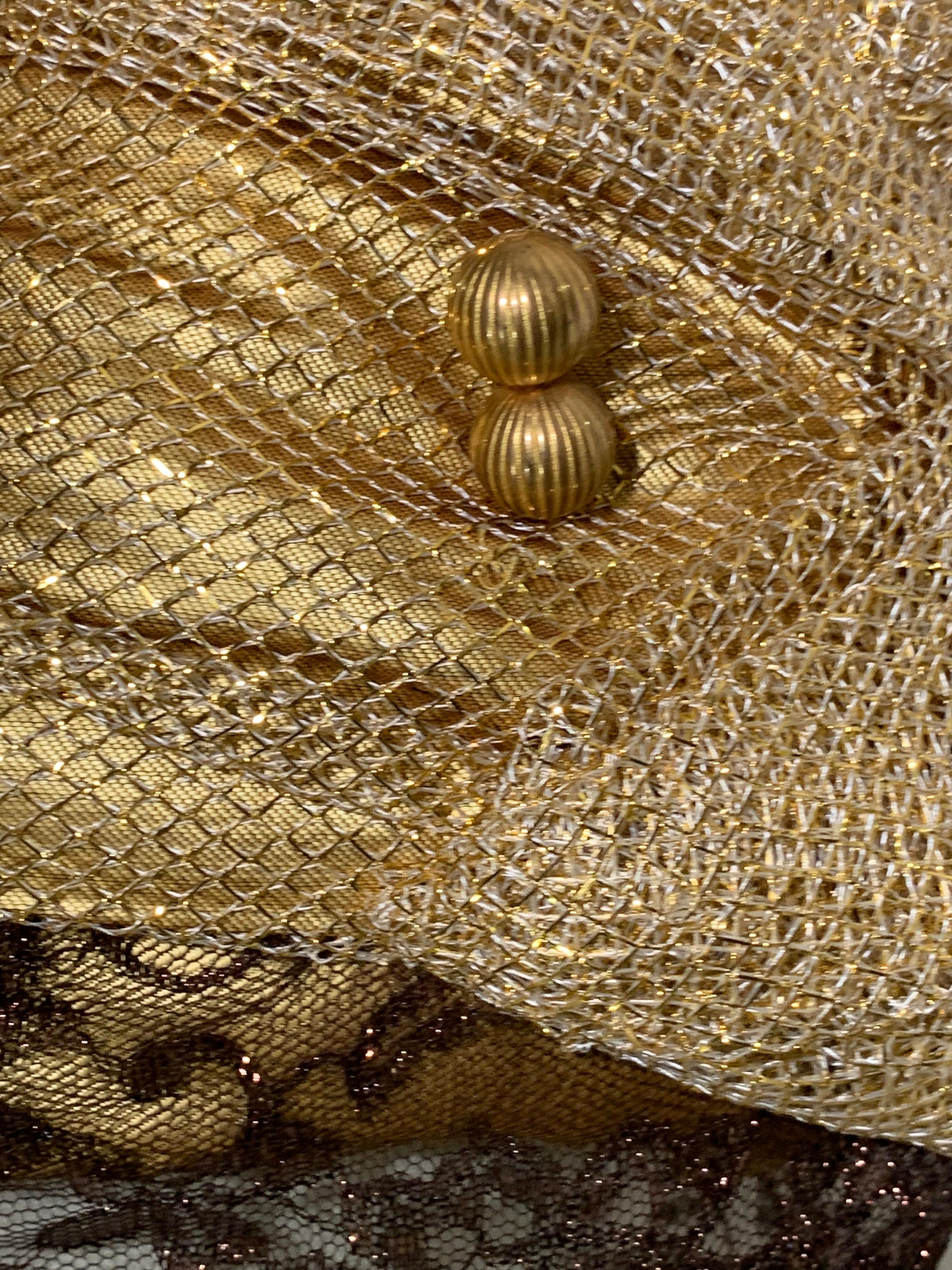 Turbante su misura in rete e lamé d'oro con velo di pizzo color bronzo e spilla di piume dipinte in vendita 5