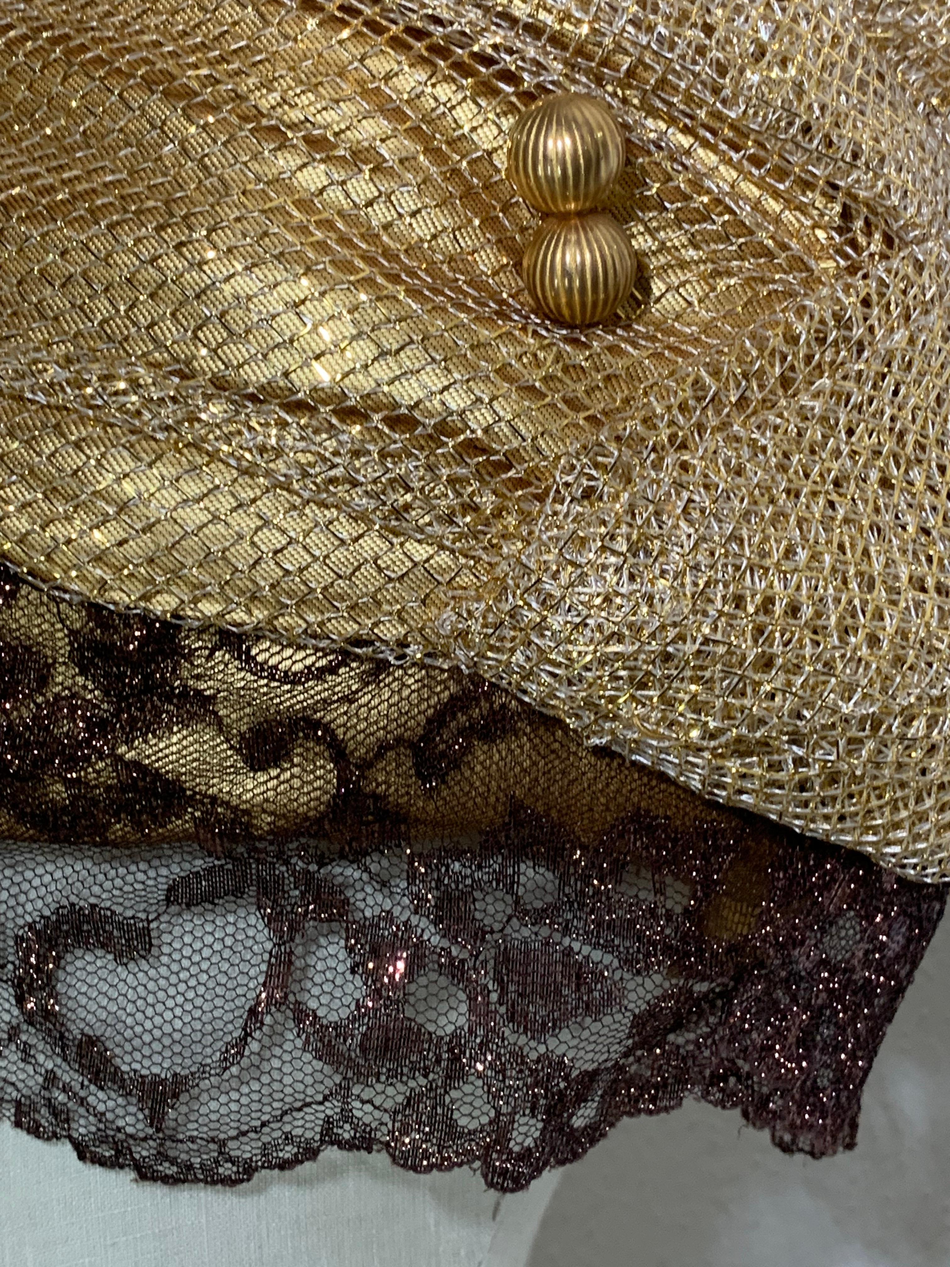 Turbante su misura in rete e lamé d'oro con velo di pizzo color bronzo e spilla di piume dipinte in vendita 6