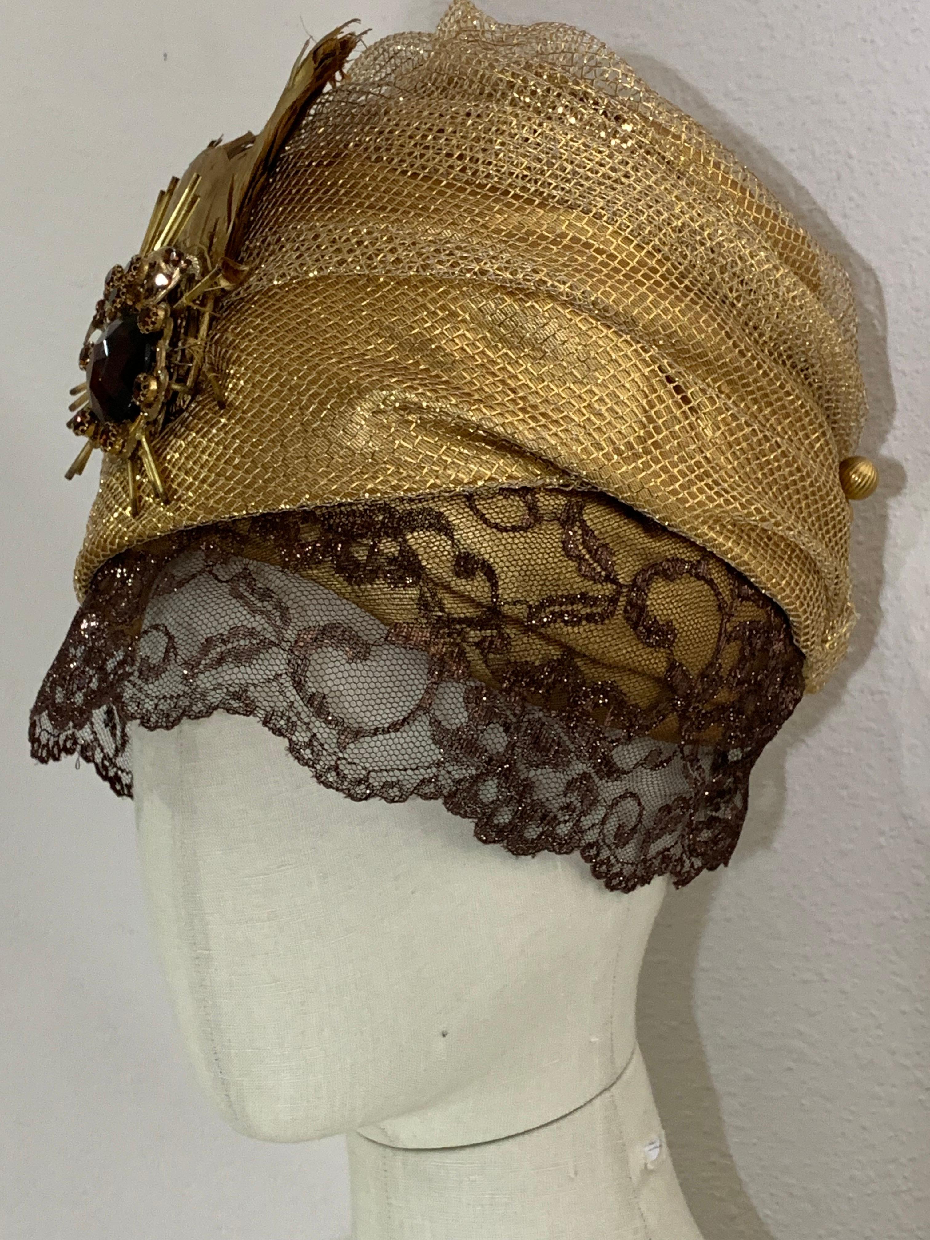 Turbante su misura in rete e lamé d'oro con velo di pizzo color bronzo e spilla di piume dipinte in vendita 7