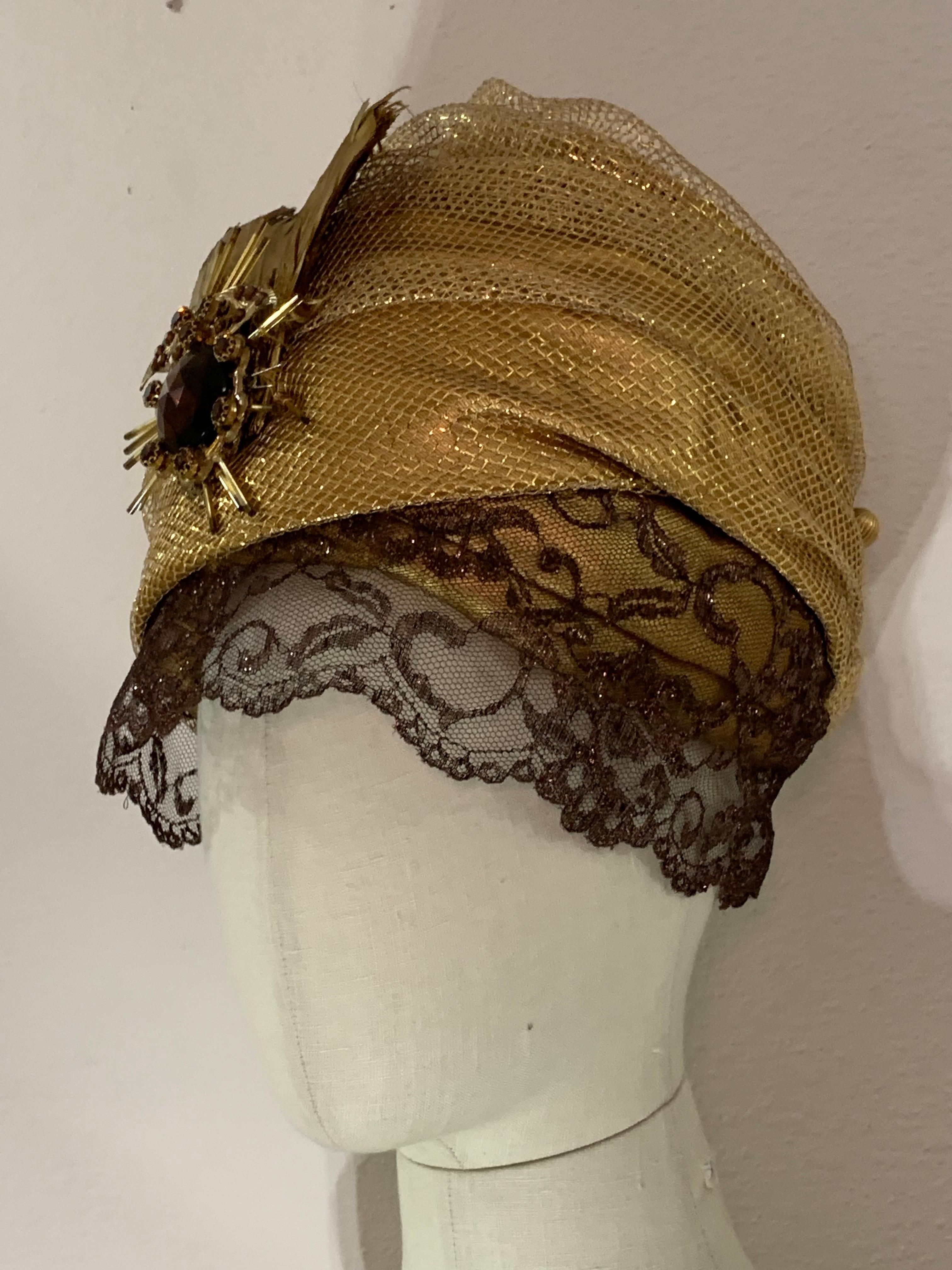 Turbante su misura in rete e lamé d'oro con velo di pizzo color bronzo e spilla di piume dipinte in vendita 8