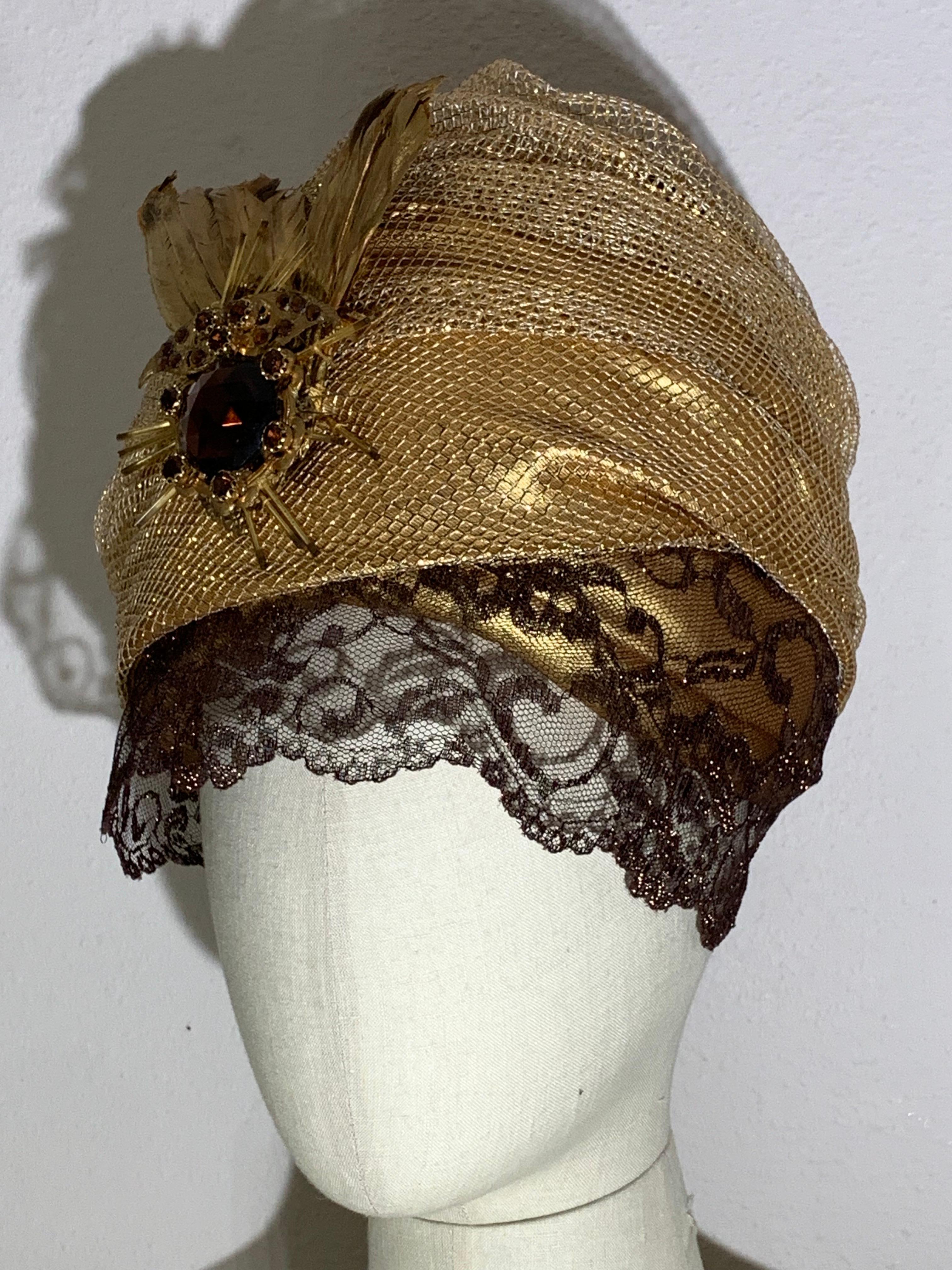 Turbante su misura in rete e lamé d'oro con velo di pizzo color bronzo e spilla di piume dipinte in vendita 9