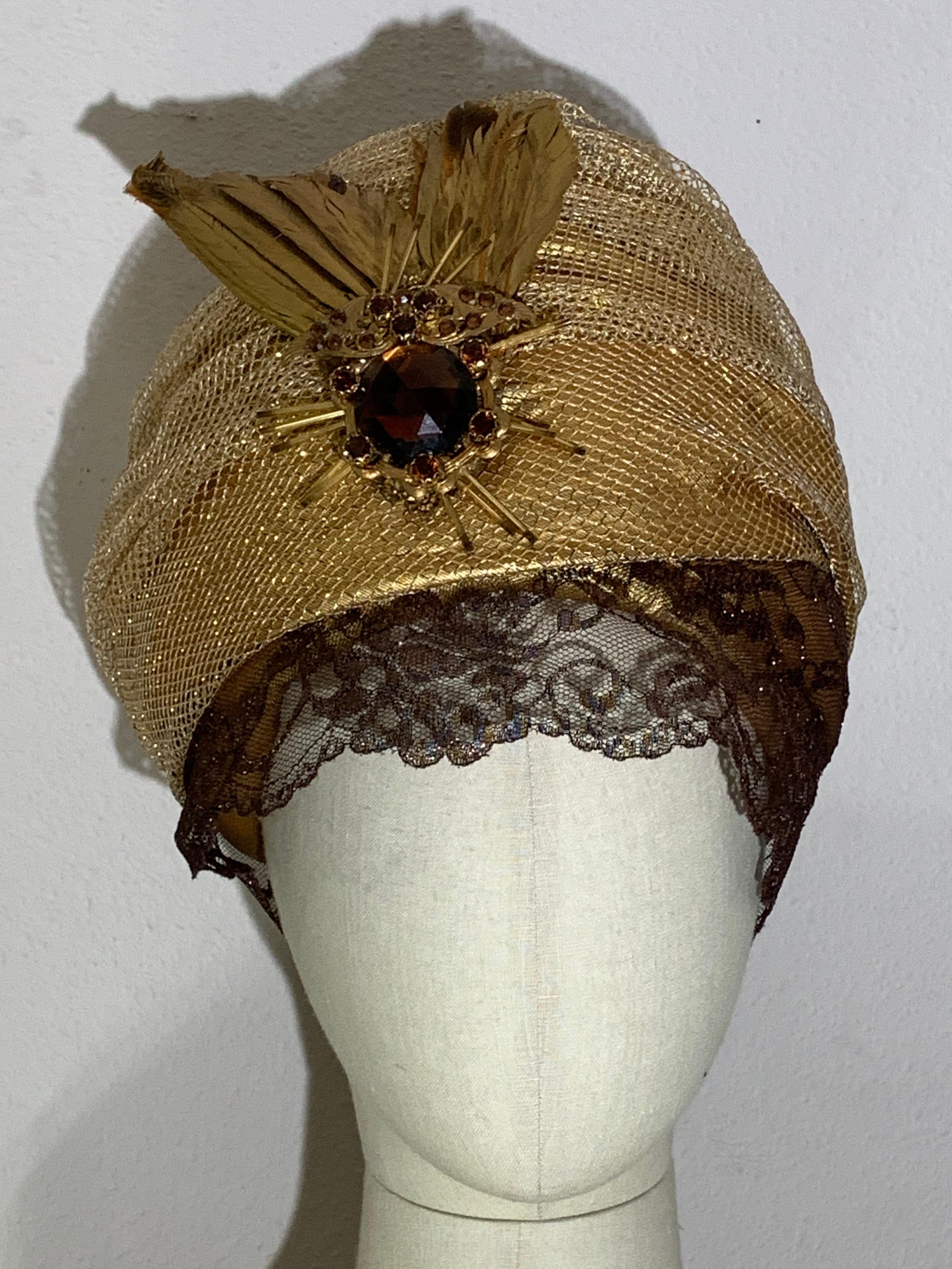 Turbante su misura in rete e lamé d'oro con velo di pizzo color bronzo e spilla di piume dipinte in vendita 10