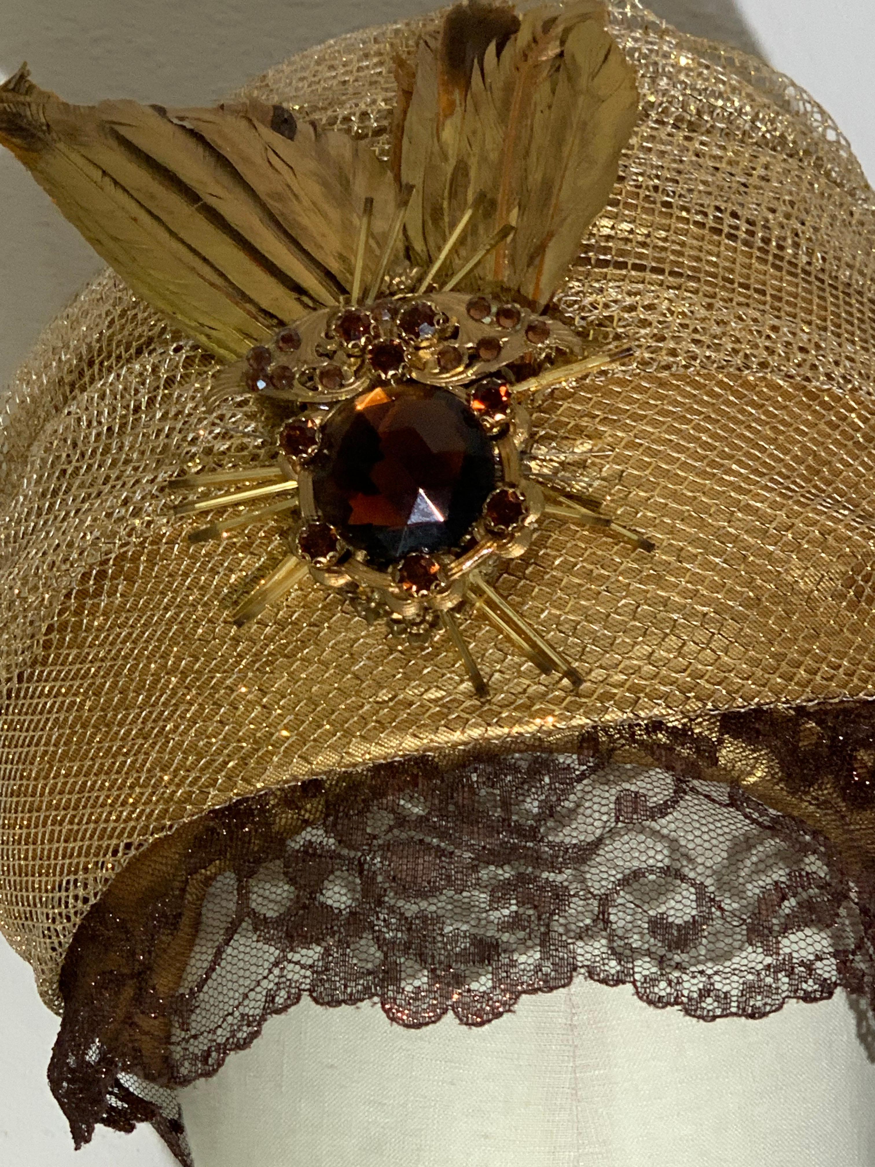 Turbante su misura in rete e lamé d'oro con velo di pizzo color bronzo e spilla di piume dipinte in vendita 11