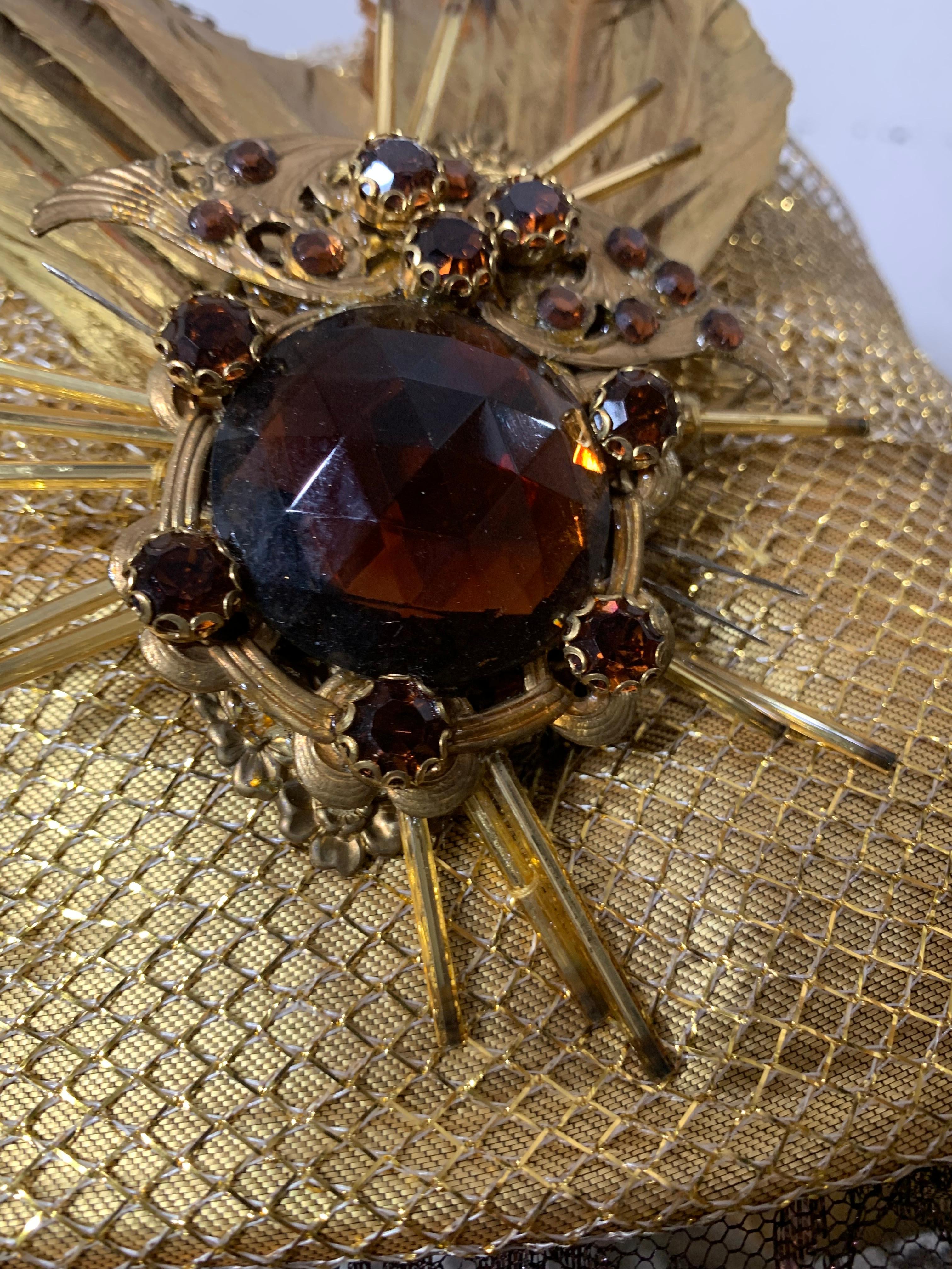 Turbante su misura in rete e lamé d'oro con velo di pizzo color bronzo e spilla di piume dipinte in vendita 12