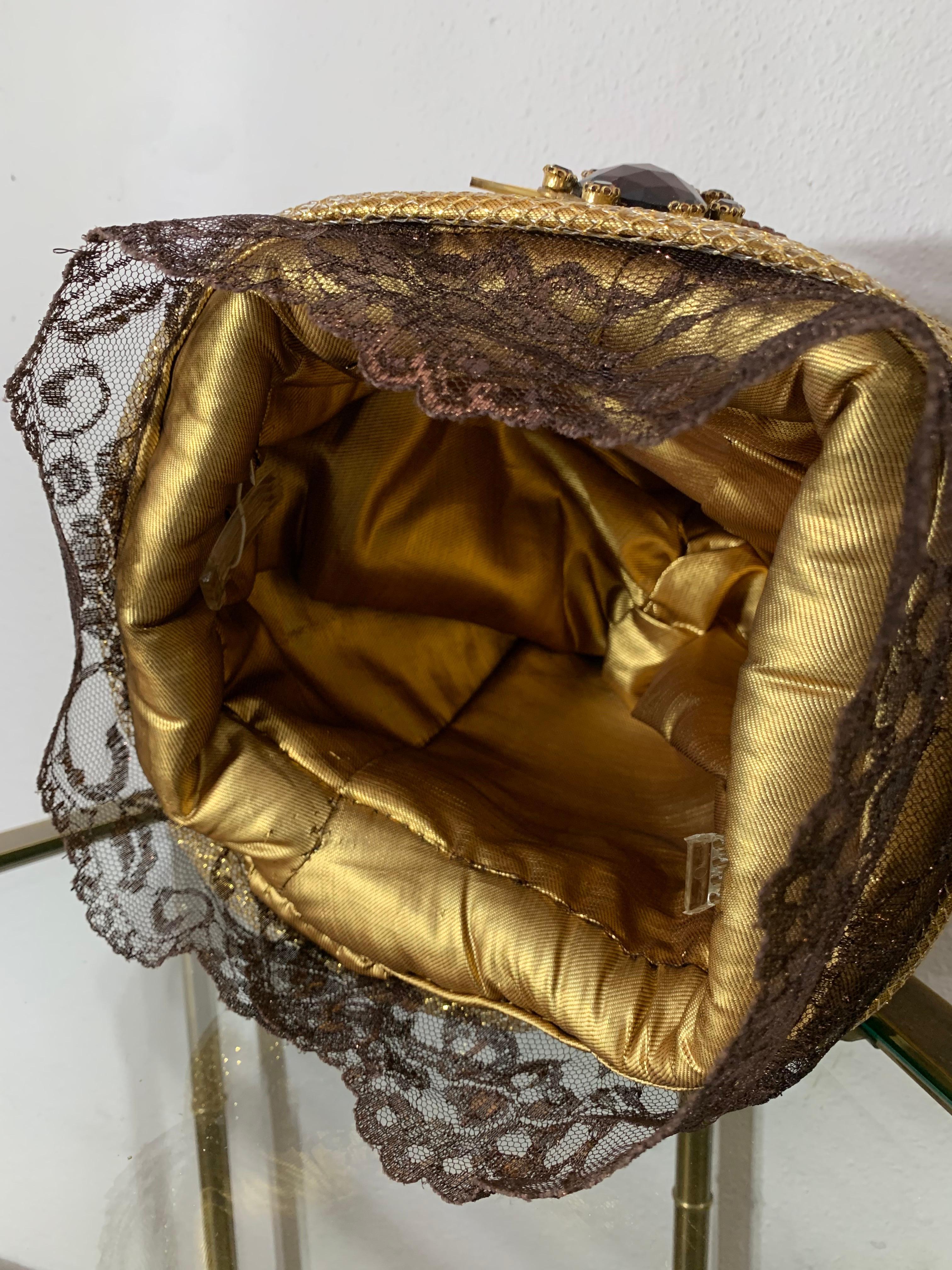 Turbante su misura in rete e lamé d'oro con velo di pizzo color bronzo e spilla di piume dipinte in vendita 13