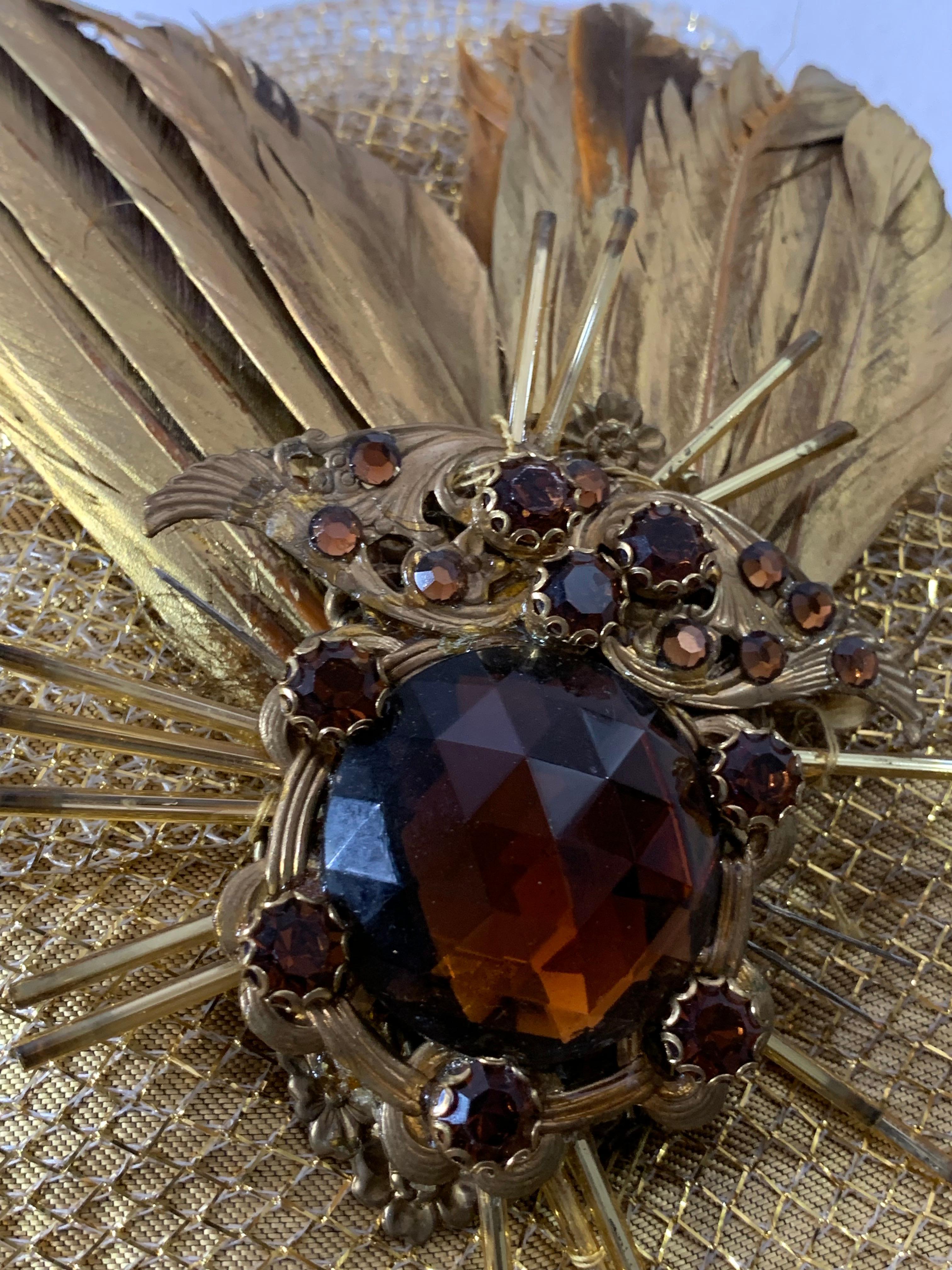 Turbante su misura in rete e lamé d'oro con velo di pizzo color bronzo e spilla di piume dipinte in vendita 14