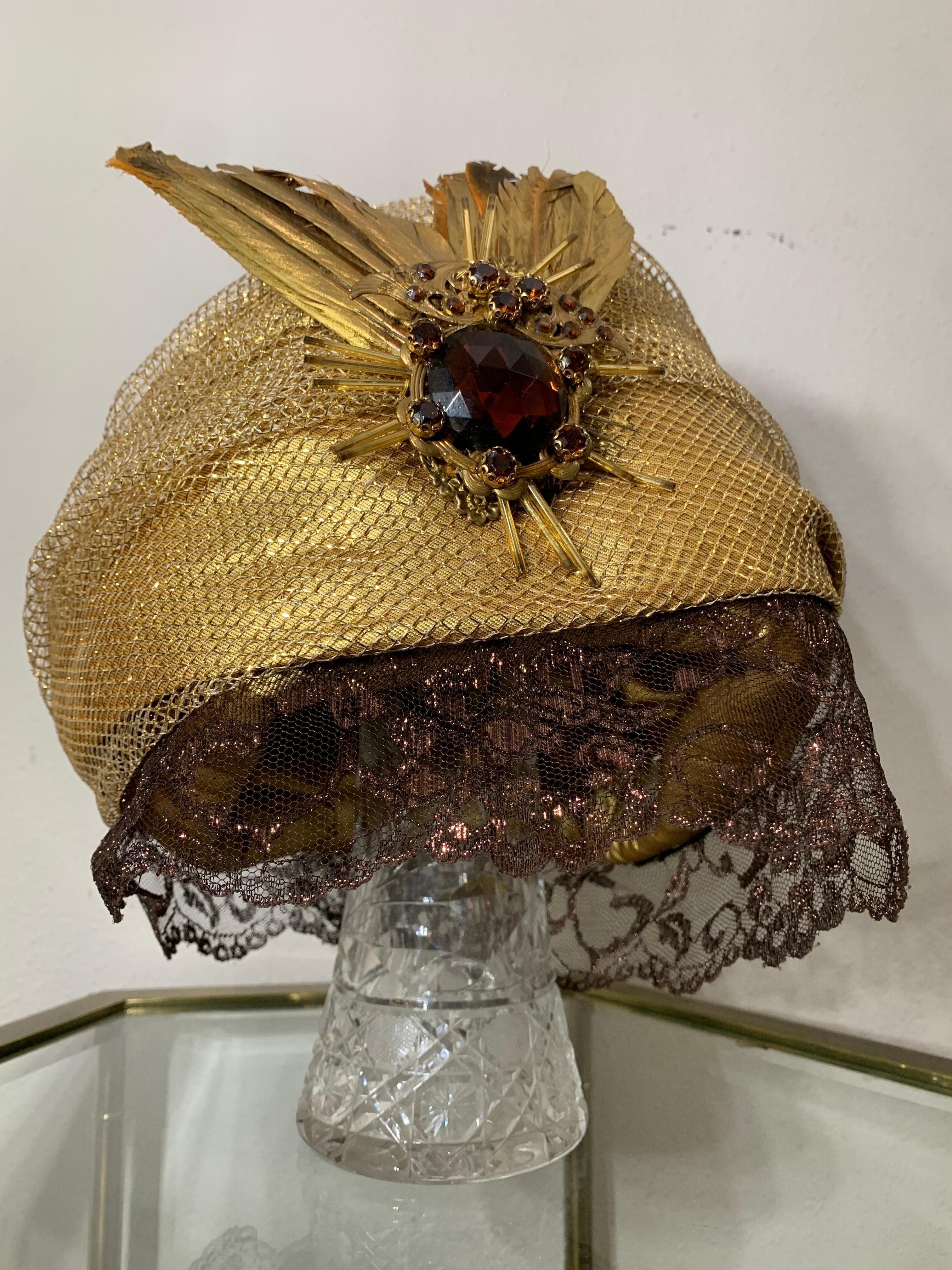 Turbante su misura in rete e lamé d'oro con velo di pizzo color bronzo e spilla di piume dipinte in vendita 15