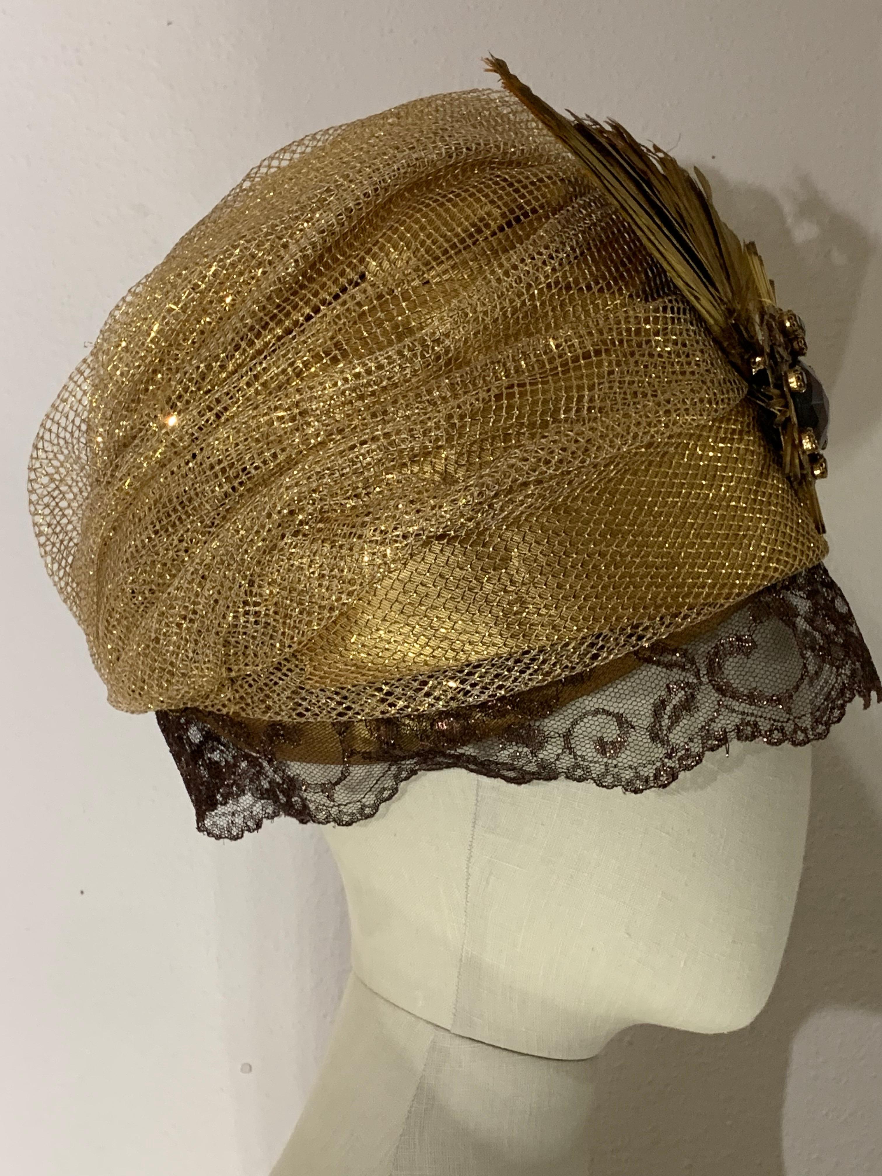 Marrone Turbante su misura in rete e lamé d'oro con velo di pizzo color bronzo e spilla di piume dipinte in vendita