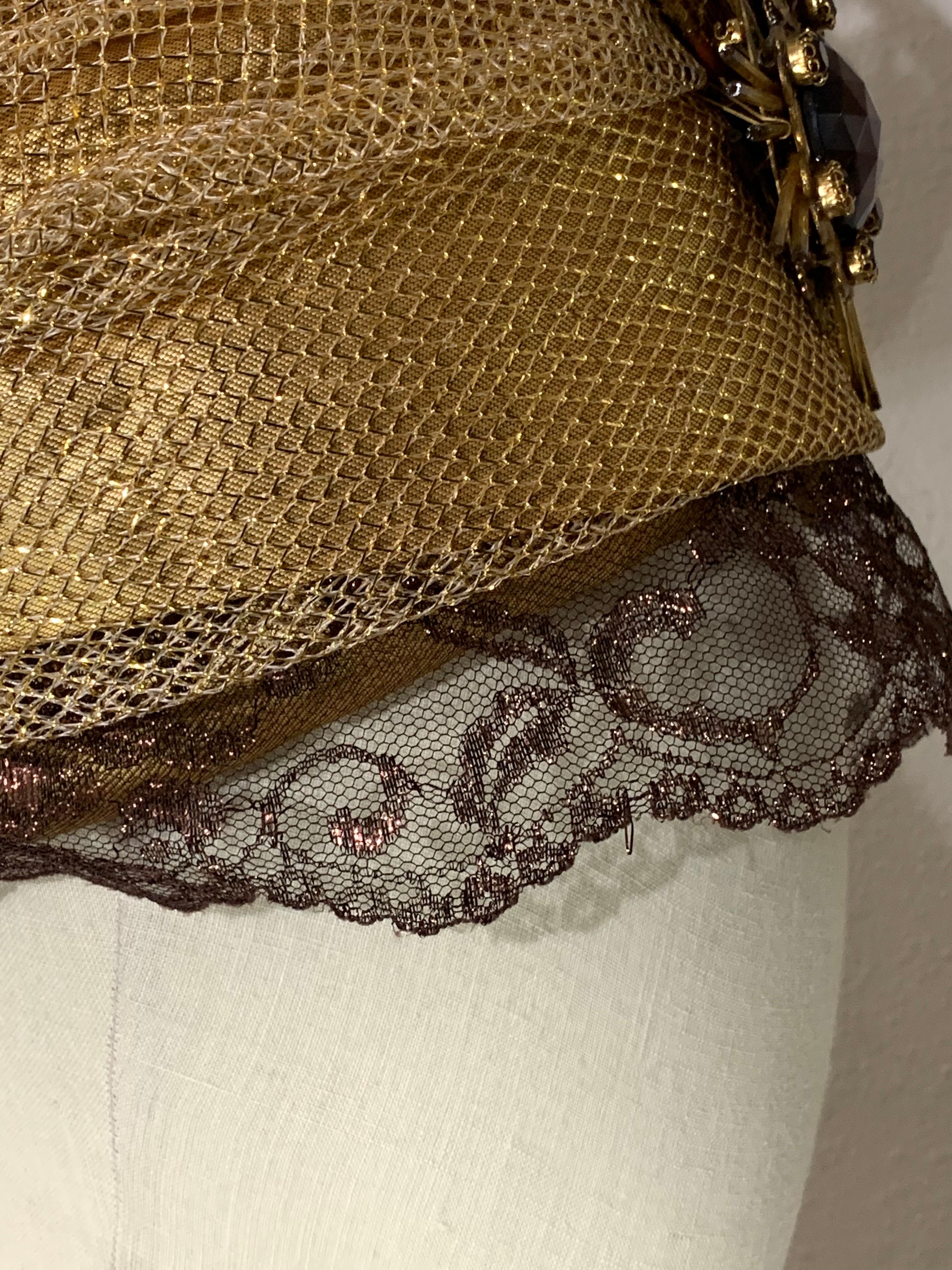 Turbante su misura in rete e lamé d'oro con velo di pizzo color bronzo e spilla di piume dipinte In condizioni ottime in vendita a Gresham, OR