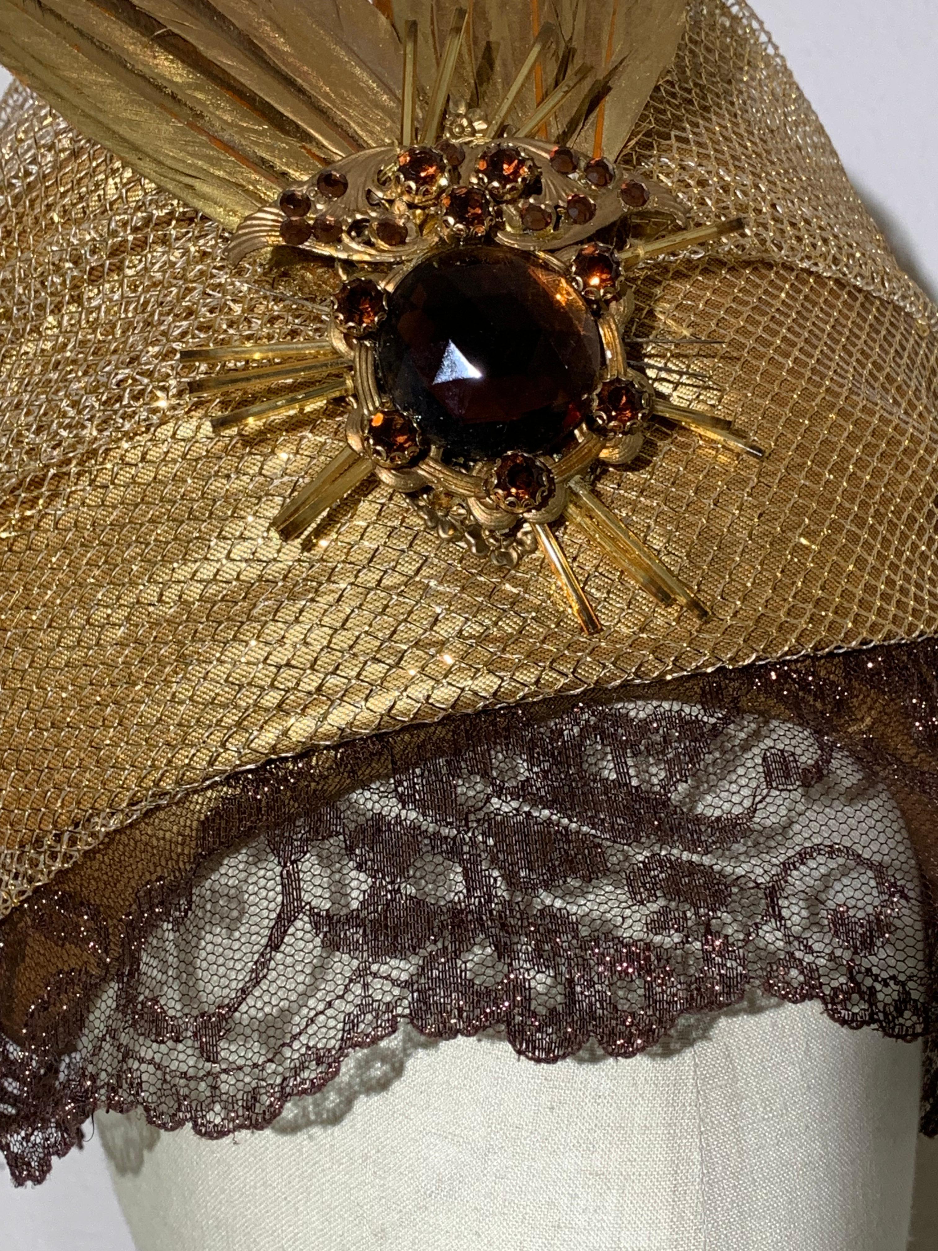da uomo o donna Turbante su misura in rete e lamé d'oro con velo di pizzo color bronzo e spilla di piume dipinte in vendita