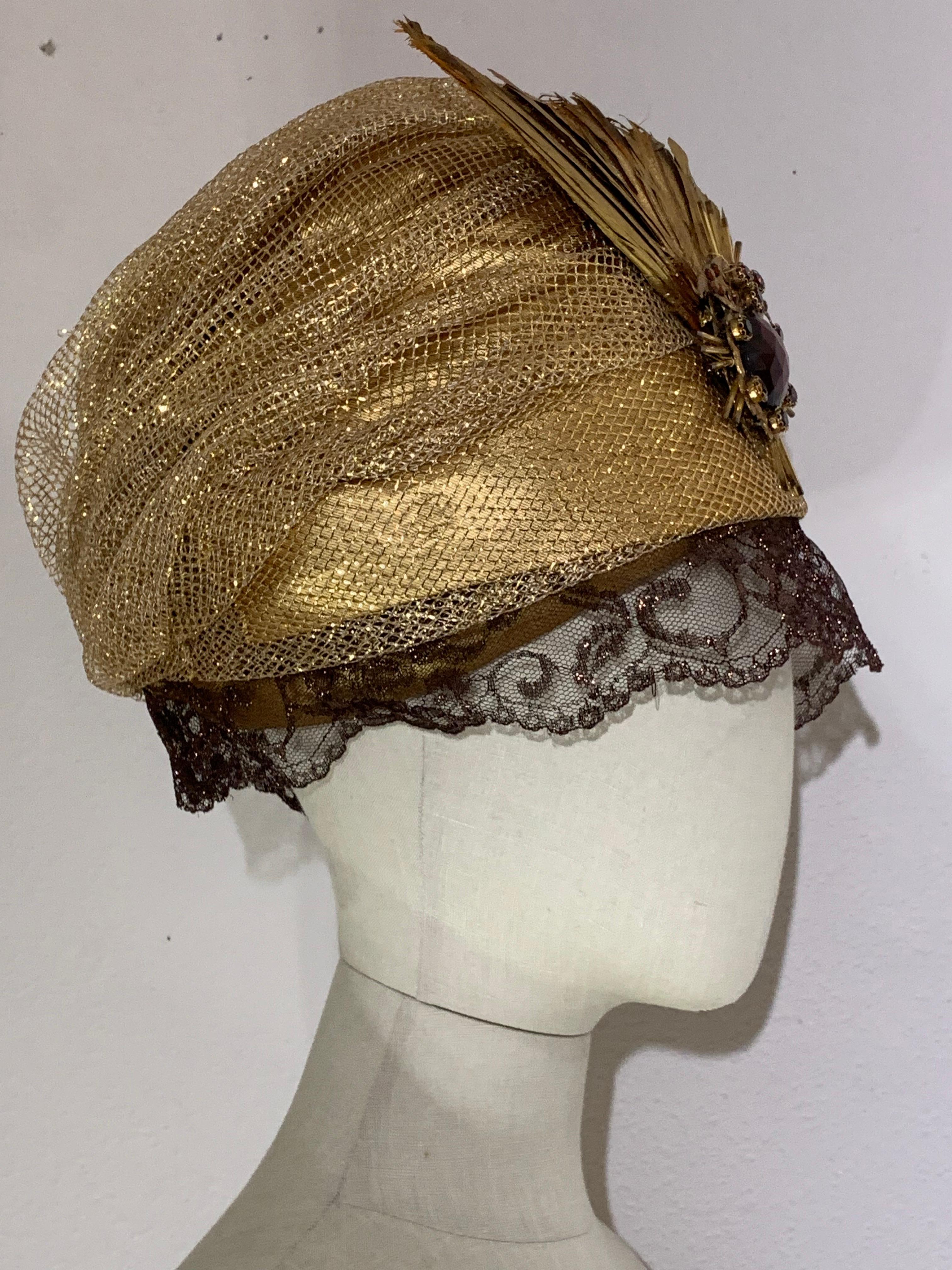 Turbante su misura in rete e lamé d'oro con velo di pizzo color bronzo e spilla di piume dipinte in vendita 1