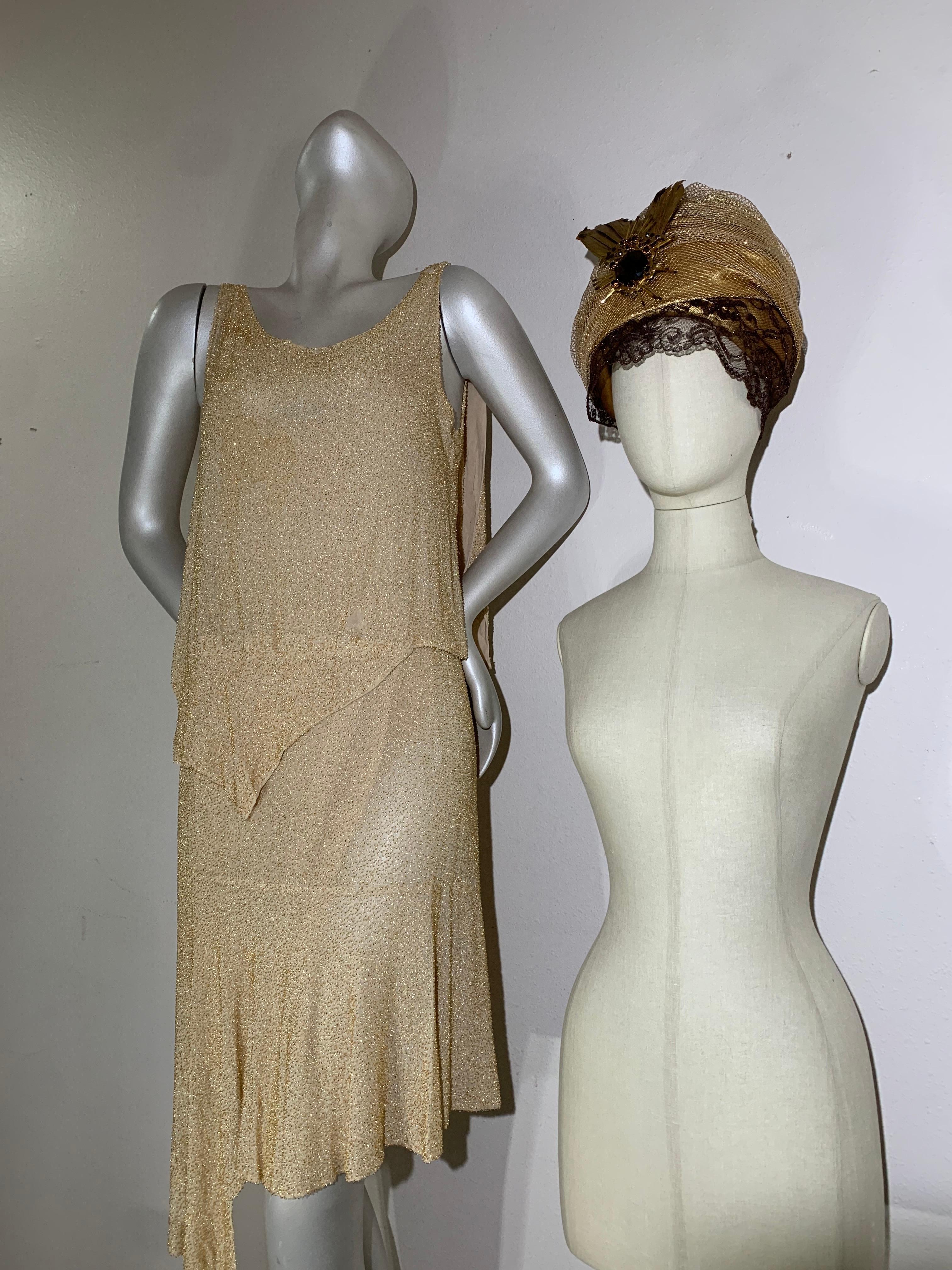 Turbante su misura in rete e lamé d'oro con velo di pizzo color bronzo e spilla di piume dipinte in vendita 2