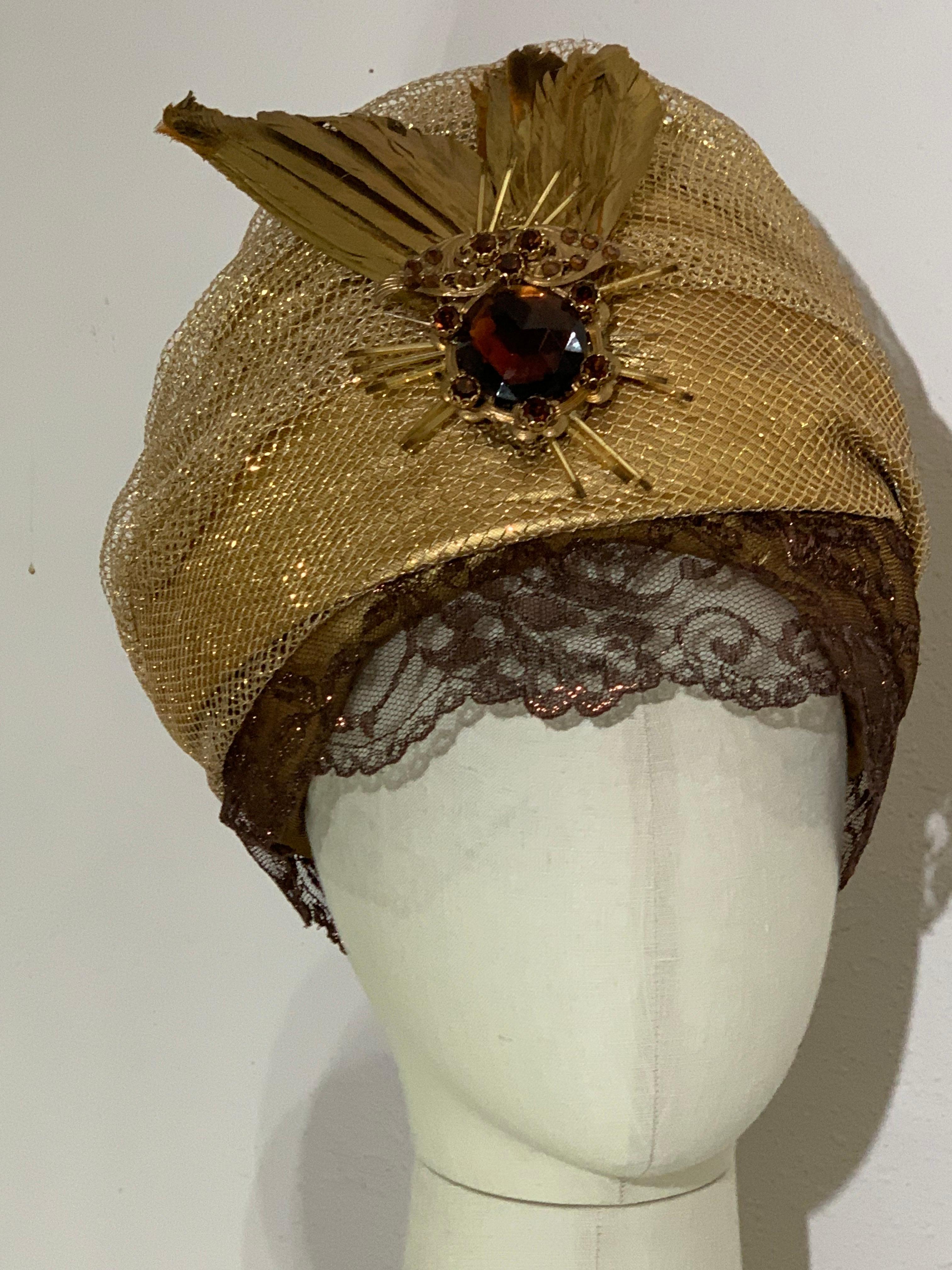 Turbante su misura in rete e lamé d'oro con velo di pizzo color bronzo e spilla di piume dipinte in vendita 3