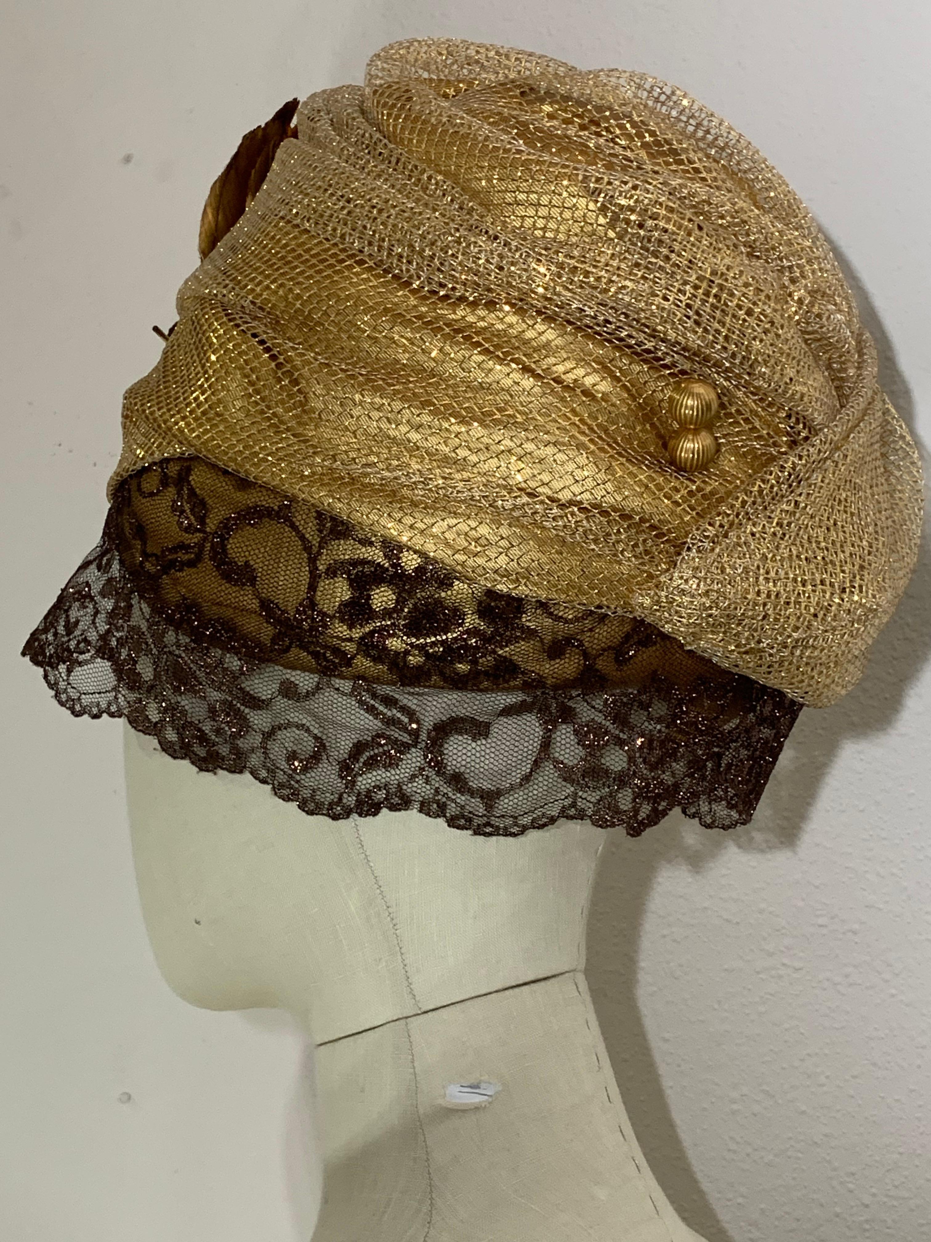 Turbante su misura in rete e lamé d'oro con velo di pizzo color bronzo e spilla di piume dipinte in vendita 4